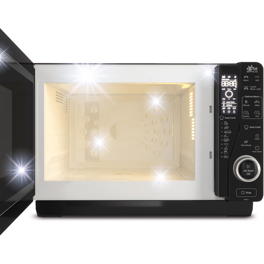 Un forno a microonde con la porta aperta, che mostra l'interno con luci e pannello di controllo.