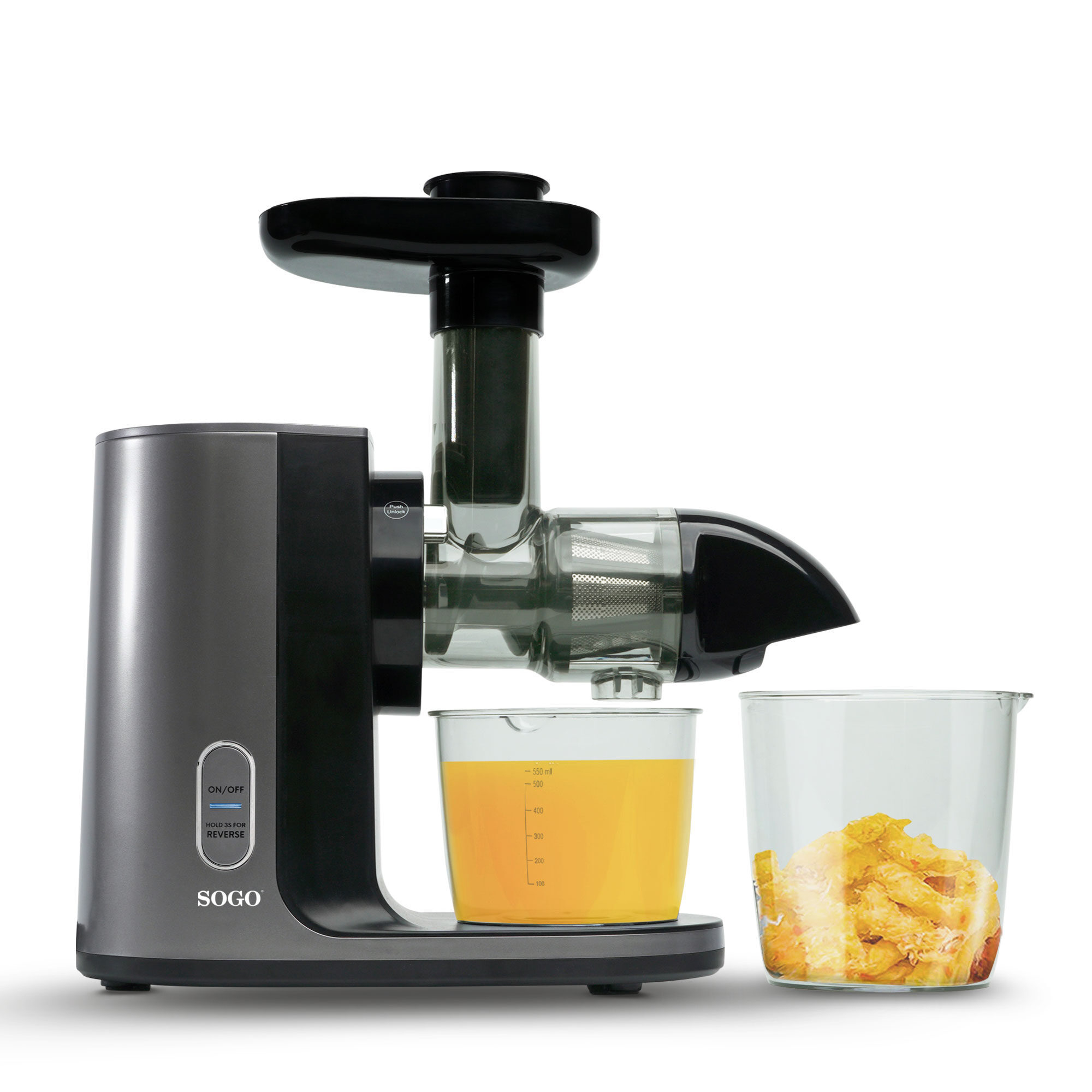 Una exprimidora gris con jugo de naranja en un recipiente y pulpa en otro.