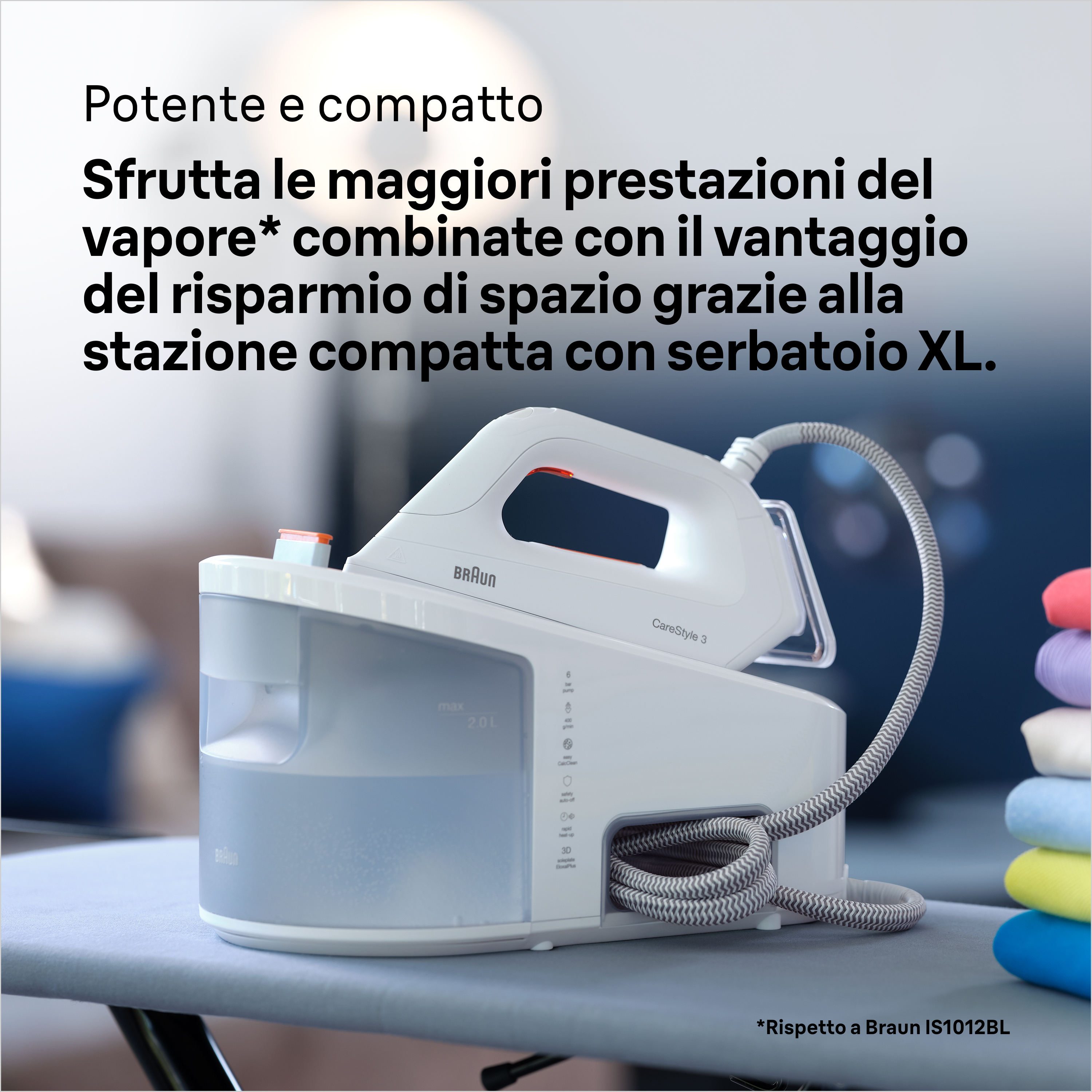 Ferro Braun bianco con base. Testo: Potente e compatto, risparmia spazio con serbatoio XL.