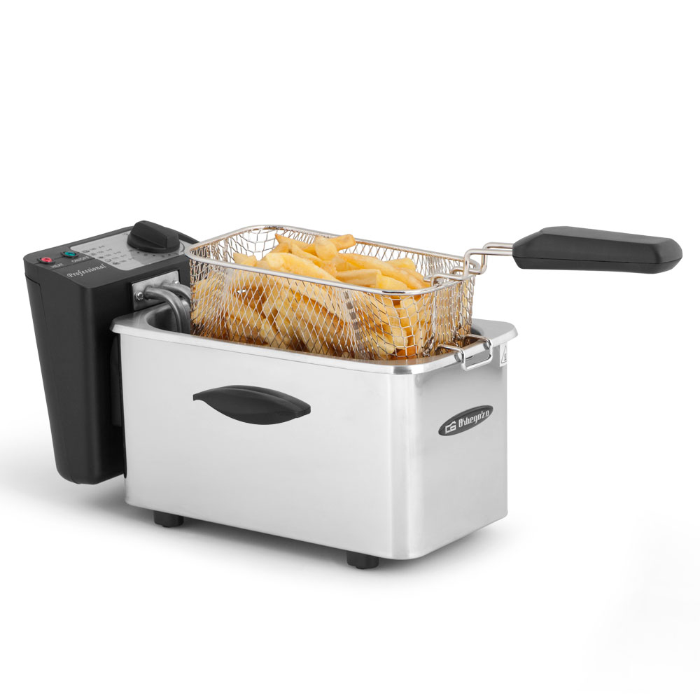 Una freidora con una cesta llena de patatas fritas. La freidora es plateada y la cesta está llena de patatas doradas.