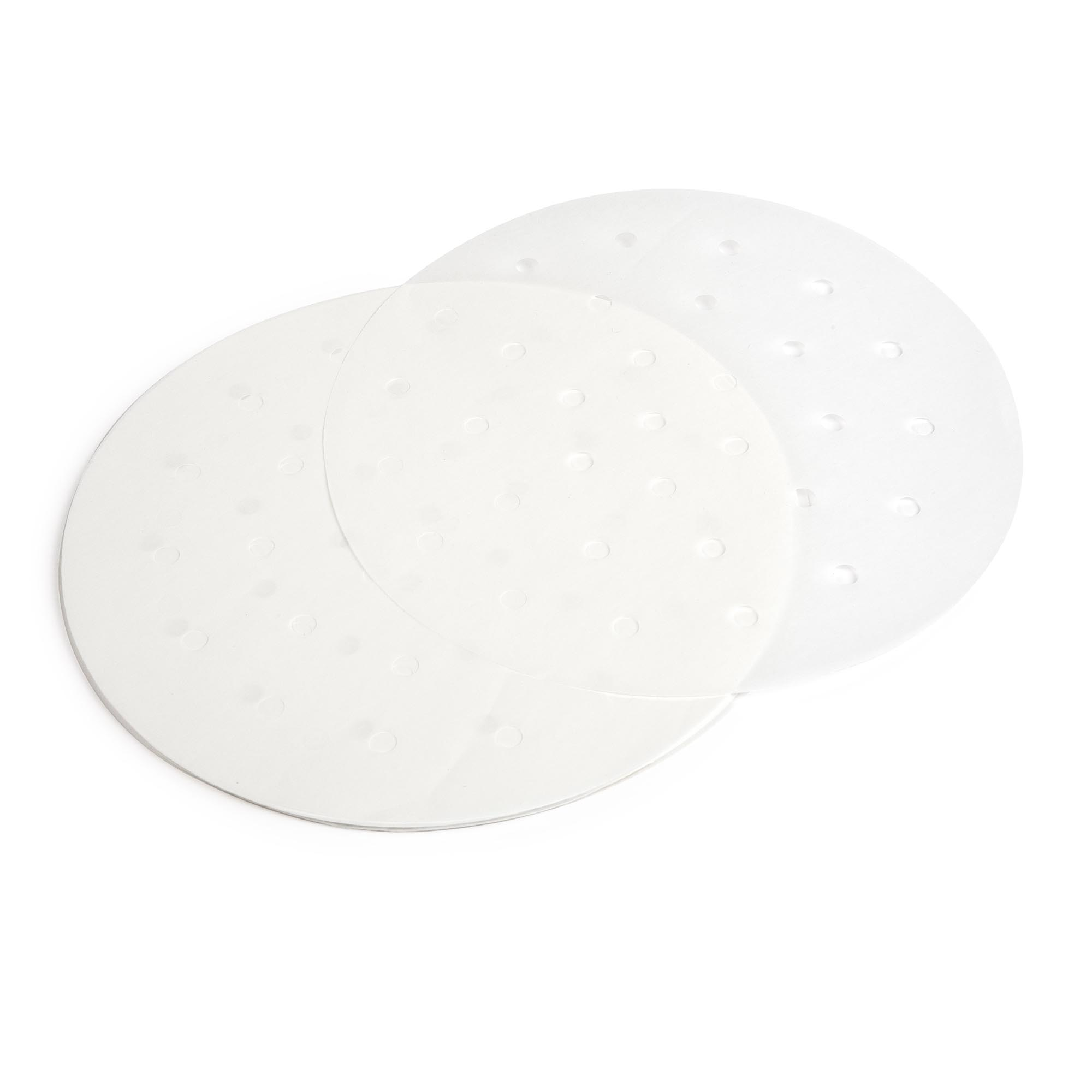 Dos forros de papel perforado redondos y blancos, diseñados para usar en una freidora de aire.