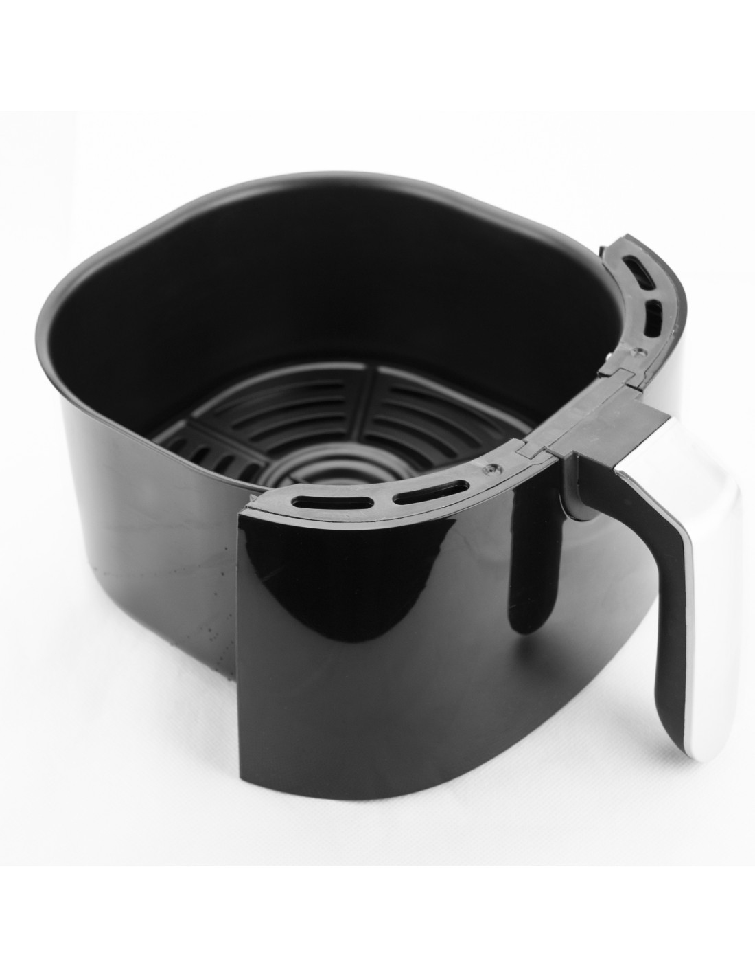 Una cesta de freidora de aire negra, con un asa en la parte delantera y fondo blanco.