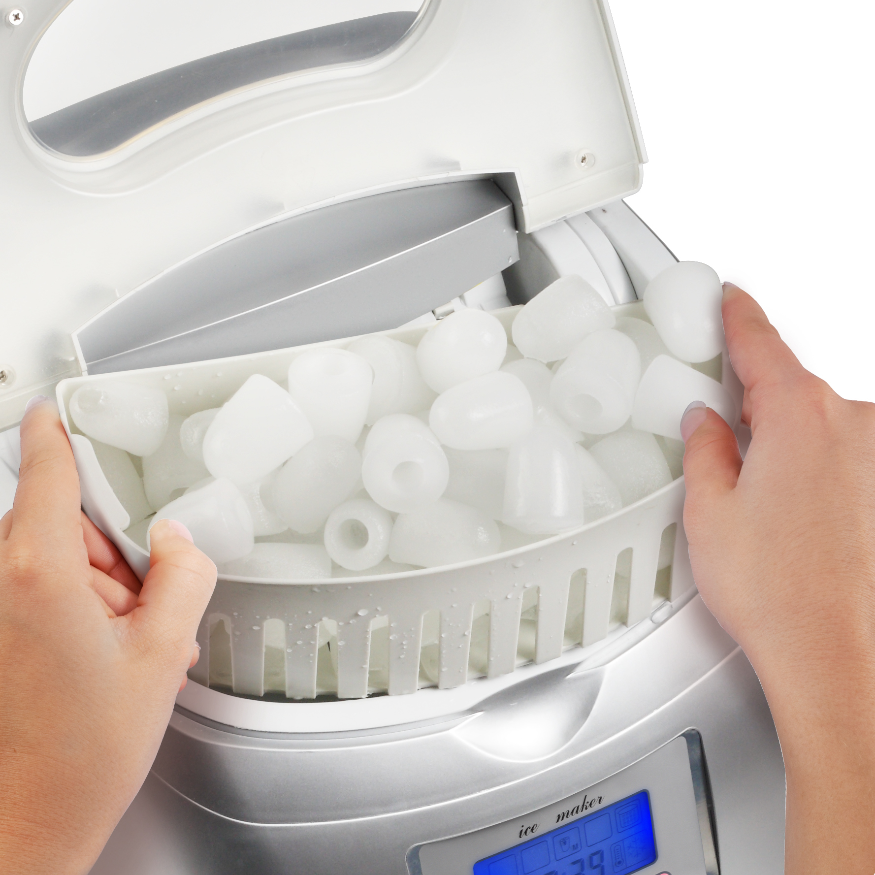 Hände halten einen Korb mit Eiswürfeln über einem Eisbereiter mit blauem Display.