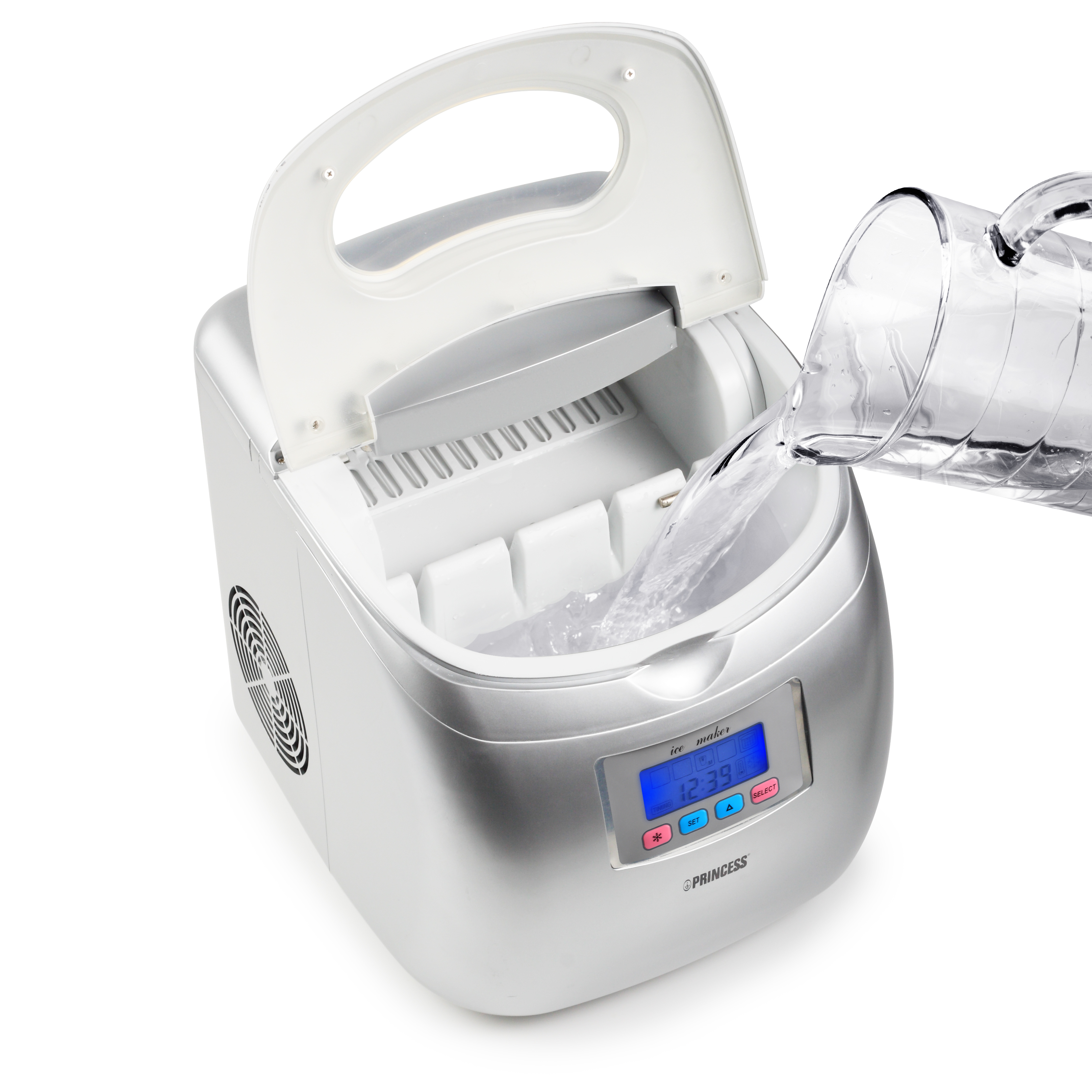 Ein Eisbereiter mit offenem Deckel und ein Krug, der Wasser hineingießt. Weißer Hintergrund.