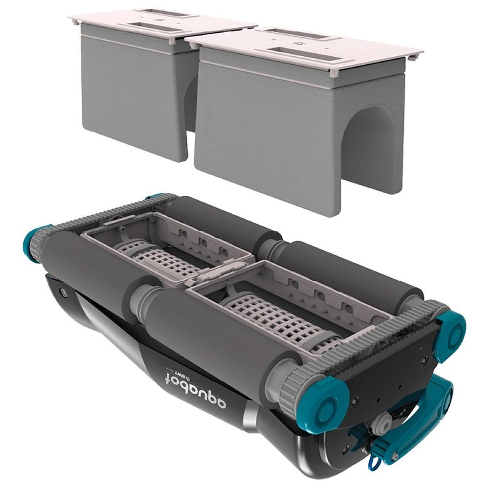Se muestra un limpiador de piscinas y dos cajas de filtro grises. El limpiador es gris oscuro y turquesa. Las cajas son grises claras con tapas blancas.