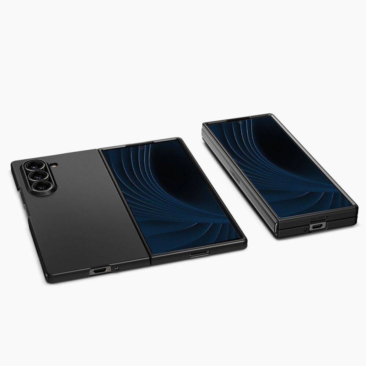 Telefono pieghevole nero, parzialmente aperto. Lo schermo è blu scuro con linee curve.