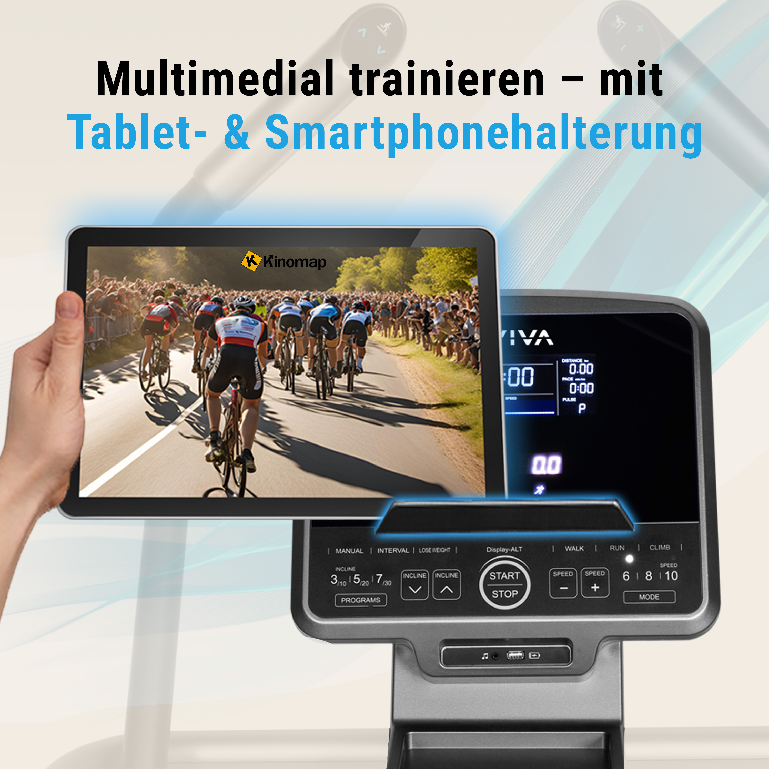 Ein Tablet zeigt ein Radrennen. Darunter befindet sich ein Laufband-Bedienfeld. Eine Hand hält das Tablet vor blauem Hintergrund.