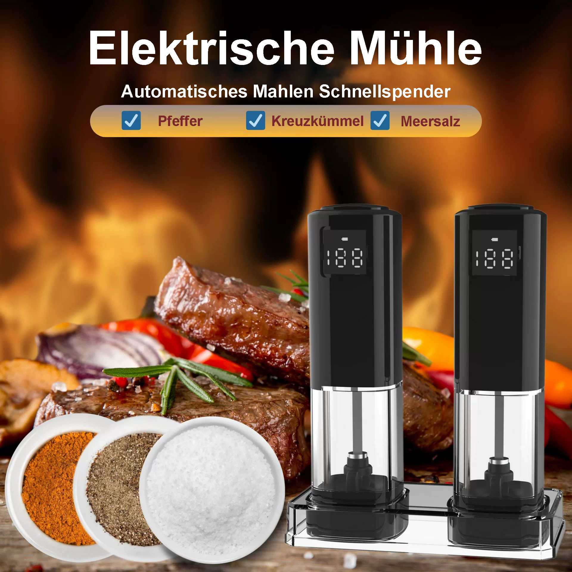Zwei schwarze elektrische Gewürzmühlen mit Display, neben Schalen mit Gewürzen und gegrilltem Fleisch auf Holzoberfläche.