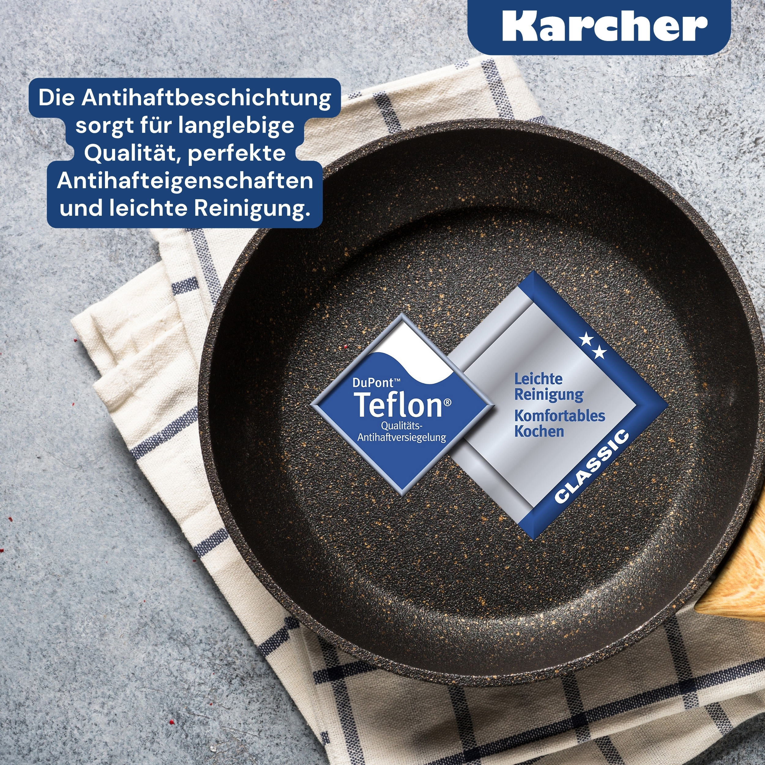 Eine schwarze Bratpfanne mit einem weiß-blauen Tuch. Der Hintergrund ist eine graue Oberfläche.