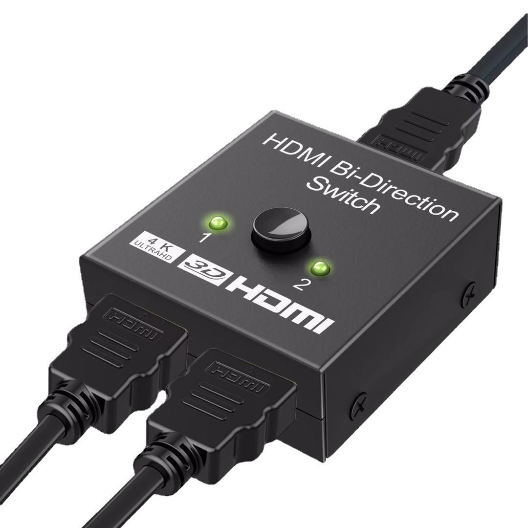 Schwarzer HDMI-Bi-Direktionsschalter mit zwei Eingängen, einem Ausgang und zwei grünen Lichtern. Kabel angeschlossen. 4K Ultra HD und 3D HDMI-Etiketten sichtbar.