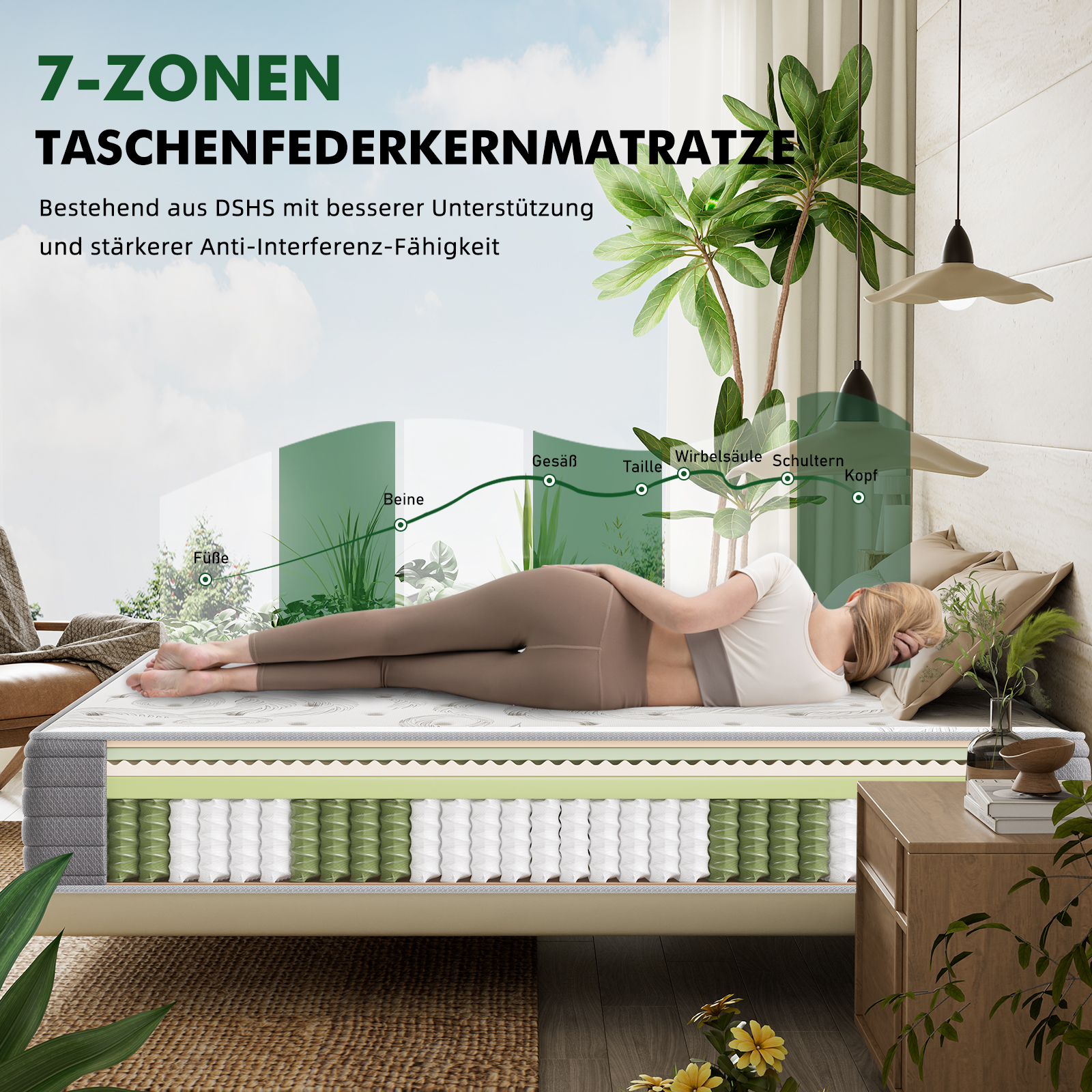 Eine Frau liegt auf einer Matratze und zeigt den 7-Zonen-Taschenfederkern. Die Matratze steht neben einem Nachttisch mit Pflanzen.