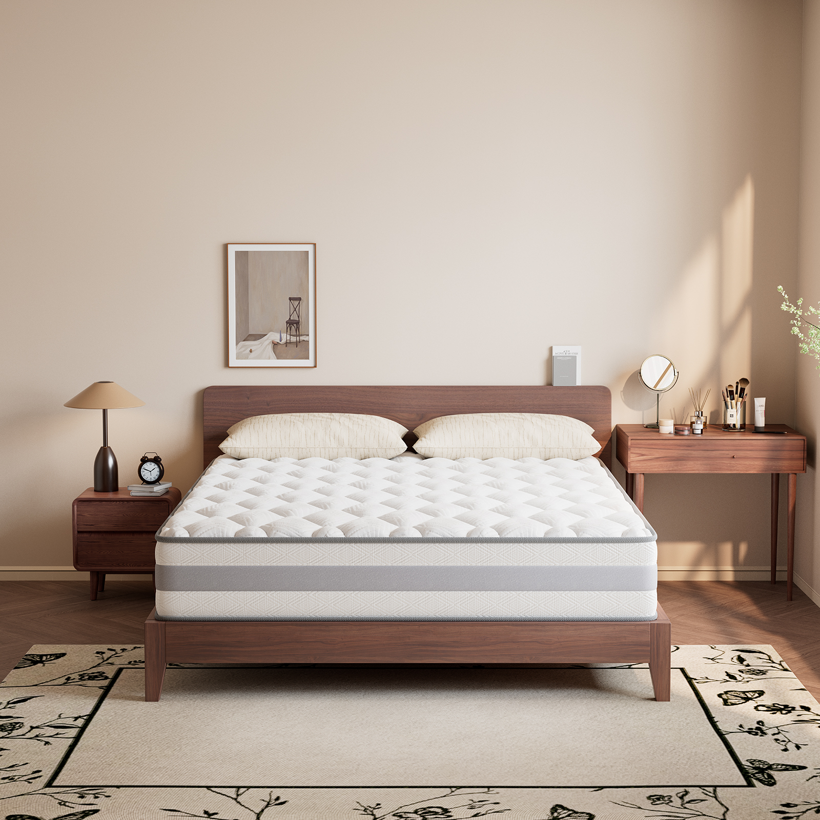 Ein Schlafzimmer mit Bett, Nachttischen und Teppich. Ein Gemälde hängt an der Wand. Das Bett ist mit Kissen gemacht.
