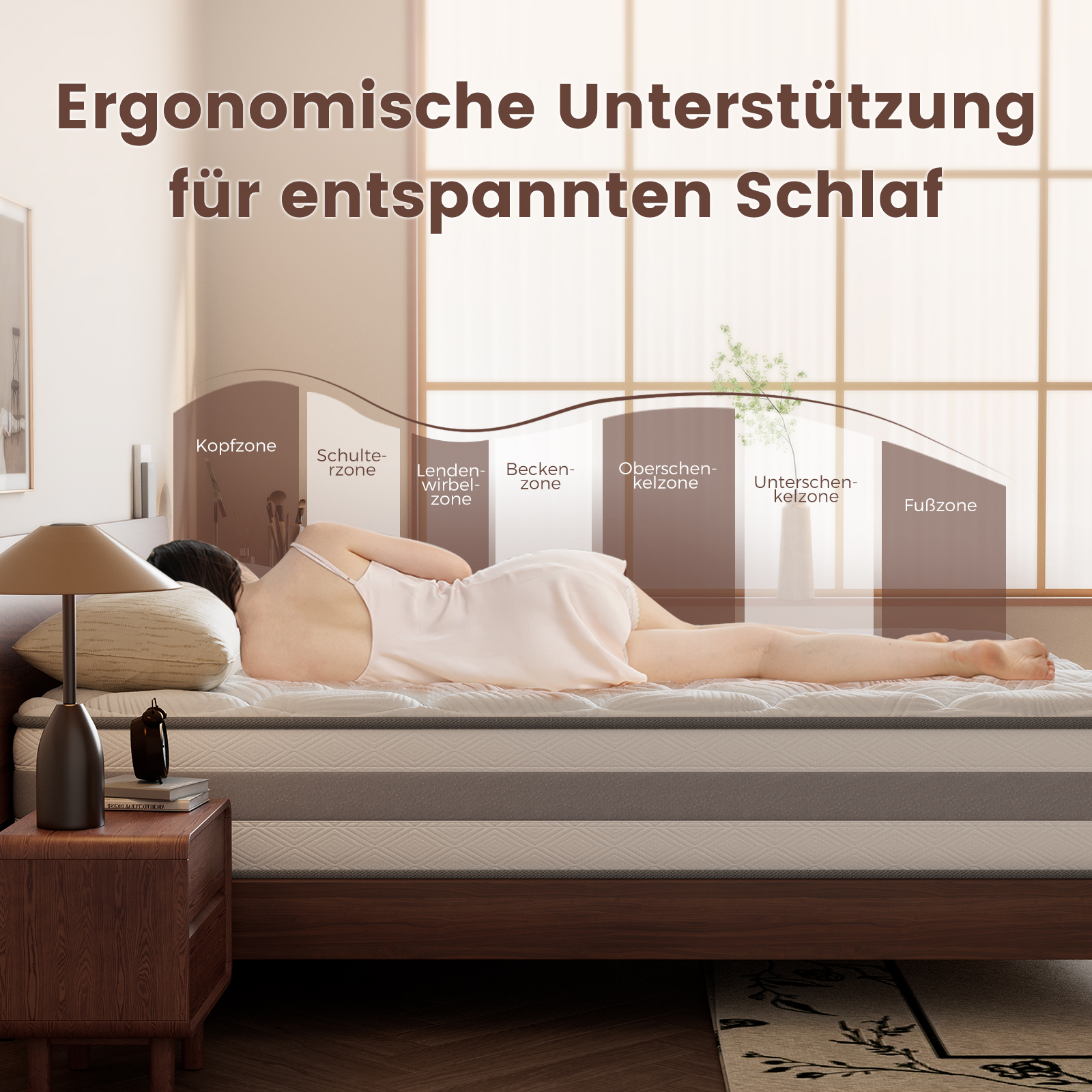 Eine Frau liegt auf einem Bett. Das Bild zeigt ergonomische Stützzonen für den Schlaf. Eine Lampe und ein Nachttisch sind sichtbar.