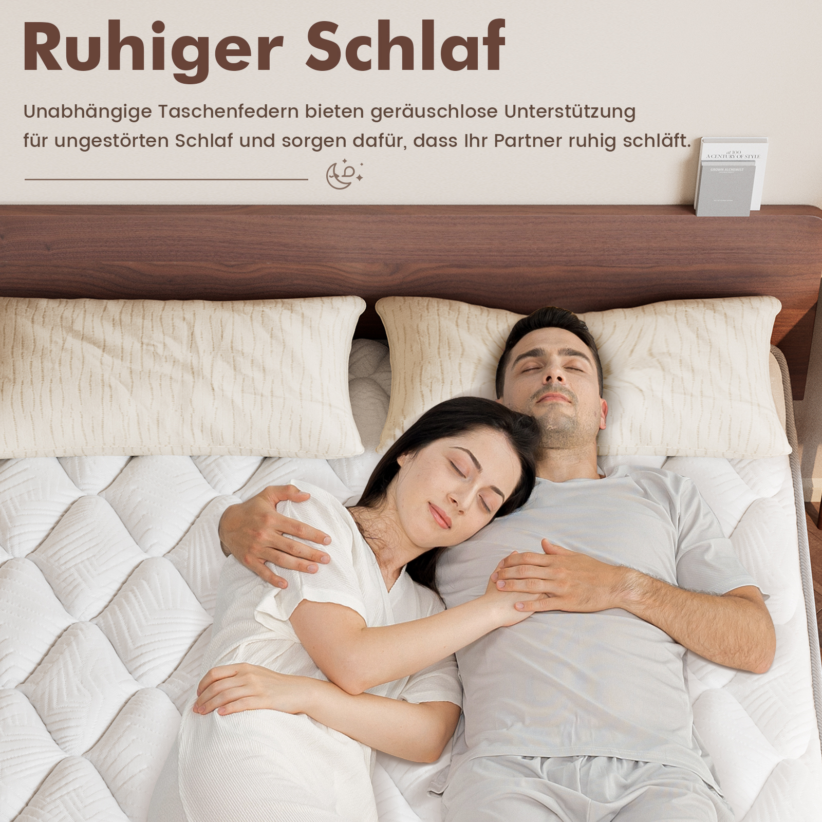 Ein Paar schläft friedlich auf einem Bett mit Matratze. Der Raum hat eine ruhige Atmosphäre. Der Mann umarmt die Frau.