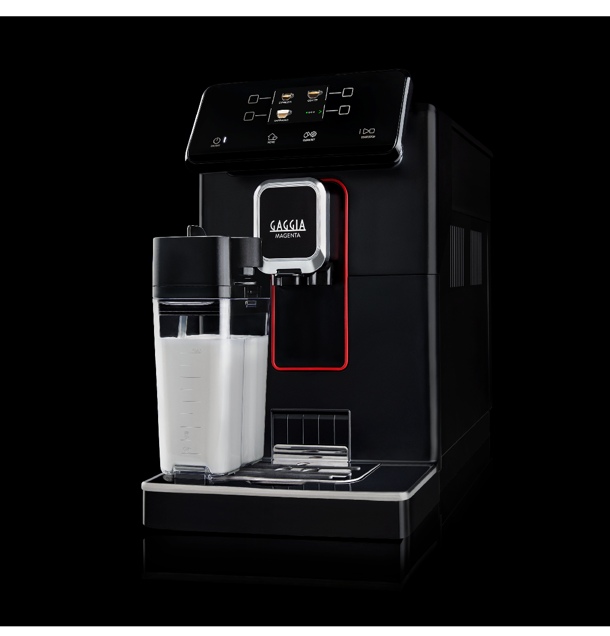 Een zwarte Gaggia Magenta espressomachine met een melkcontainer die melk in een kopje doseert.