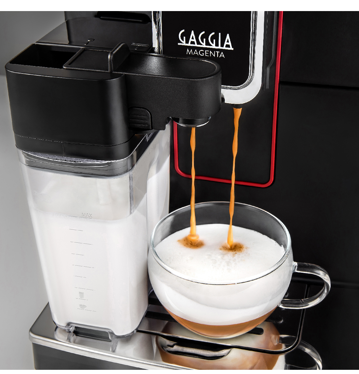 Een Gaggia Magenta espressomachine die espresso en melkschuim in een glazen kopje doseert.