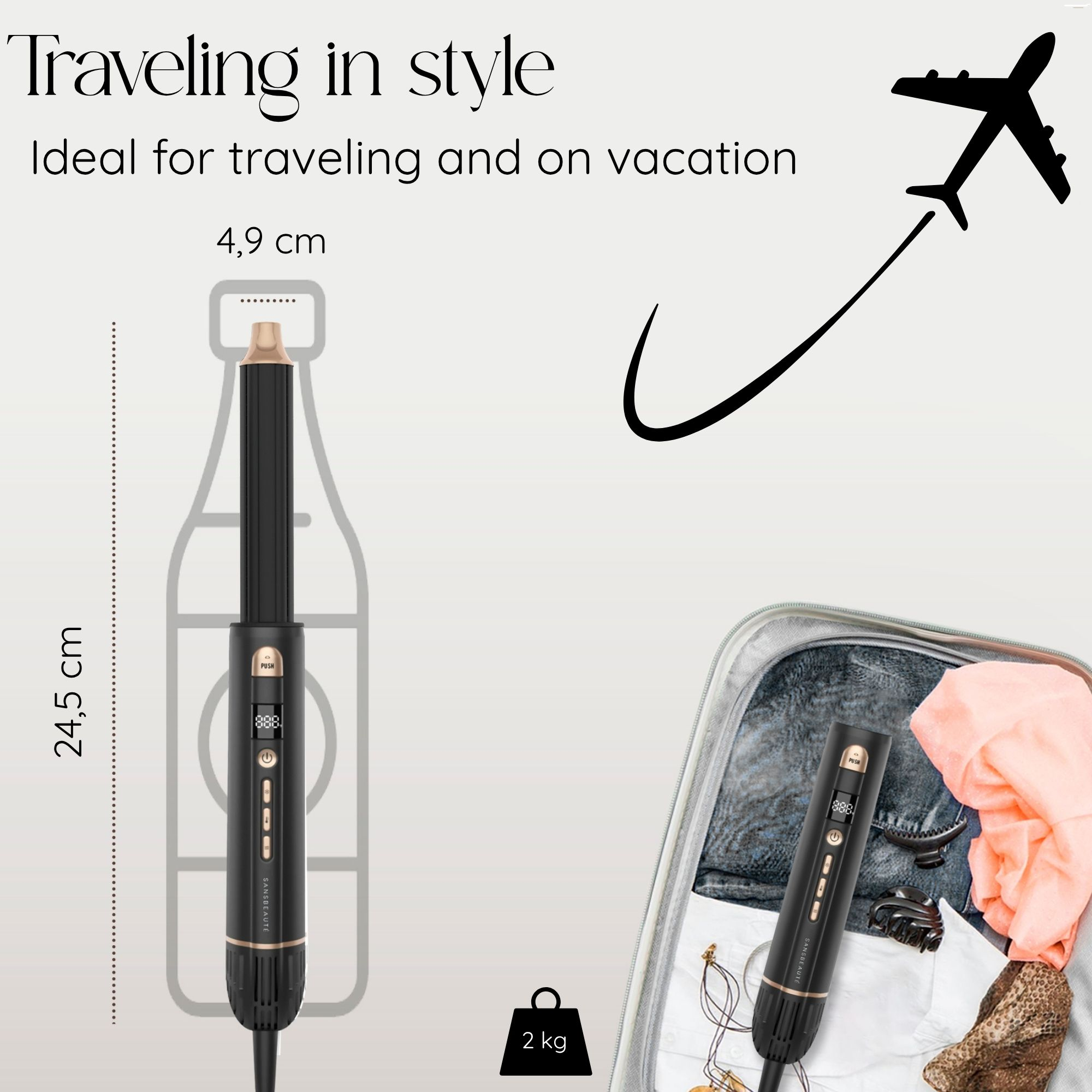 Stylingtool met koffer en vliegtuig. Tekst zegt reizen in stijl. Tool is 24,5 cm en 4,9 cm.