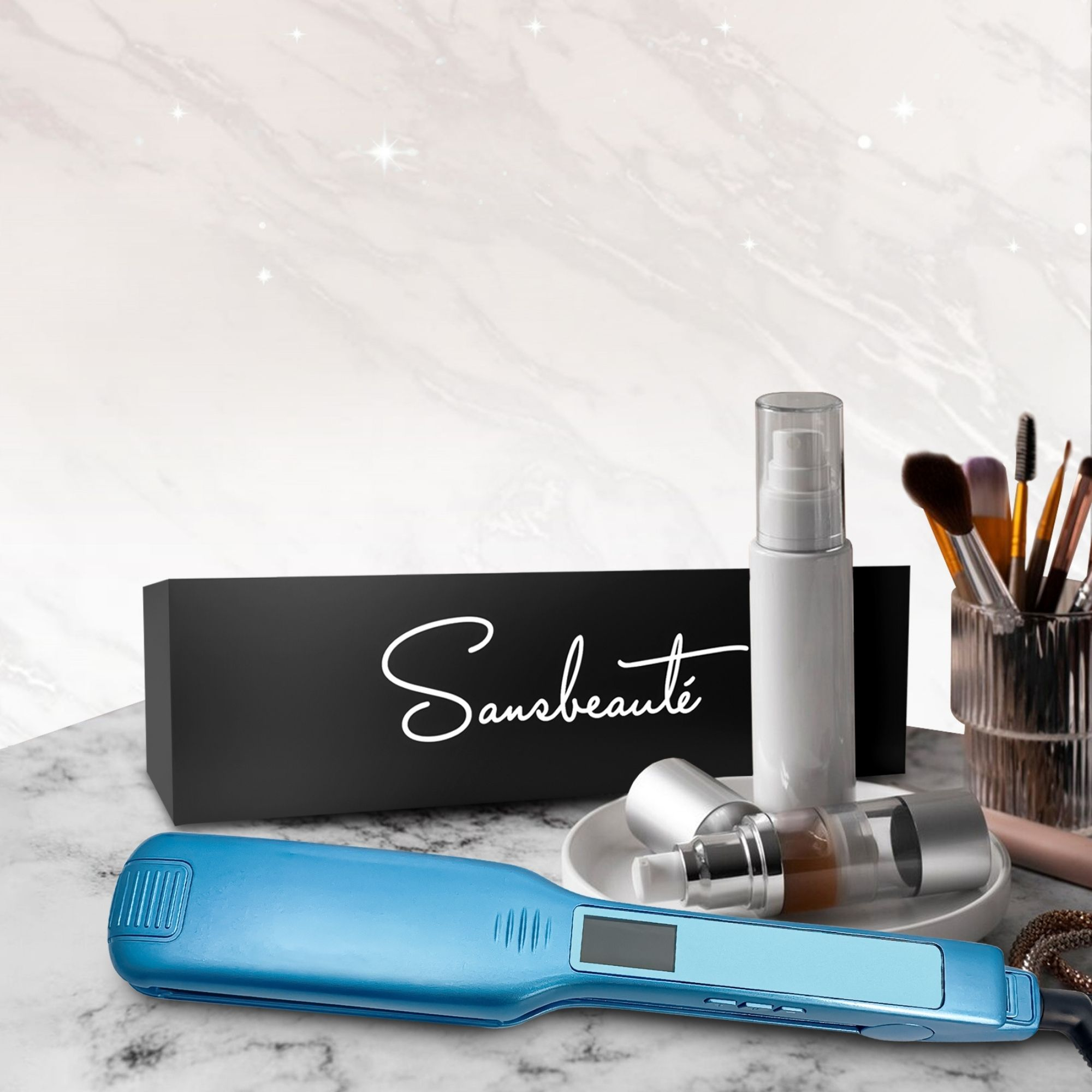 Ein blauer Haarglätter, eine schwarze Box und Schönheitsprodukte. Text: Sansbeaute, Haarglätter, Schönheitsprodukte auf einem Marmortisch.