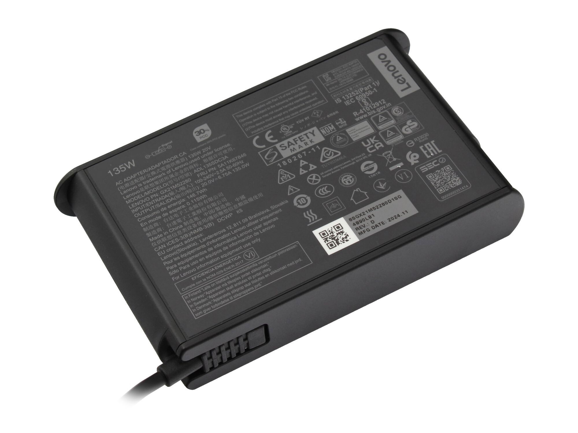 Ein Lenovo 135W Netzteil von oben, mit einem Etikett oben. Der Hintergrund ist weiß.