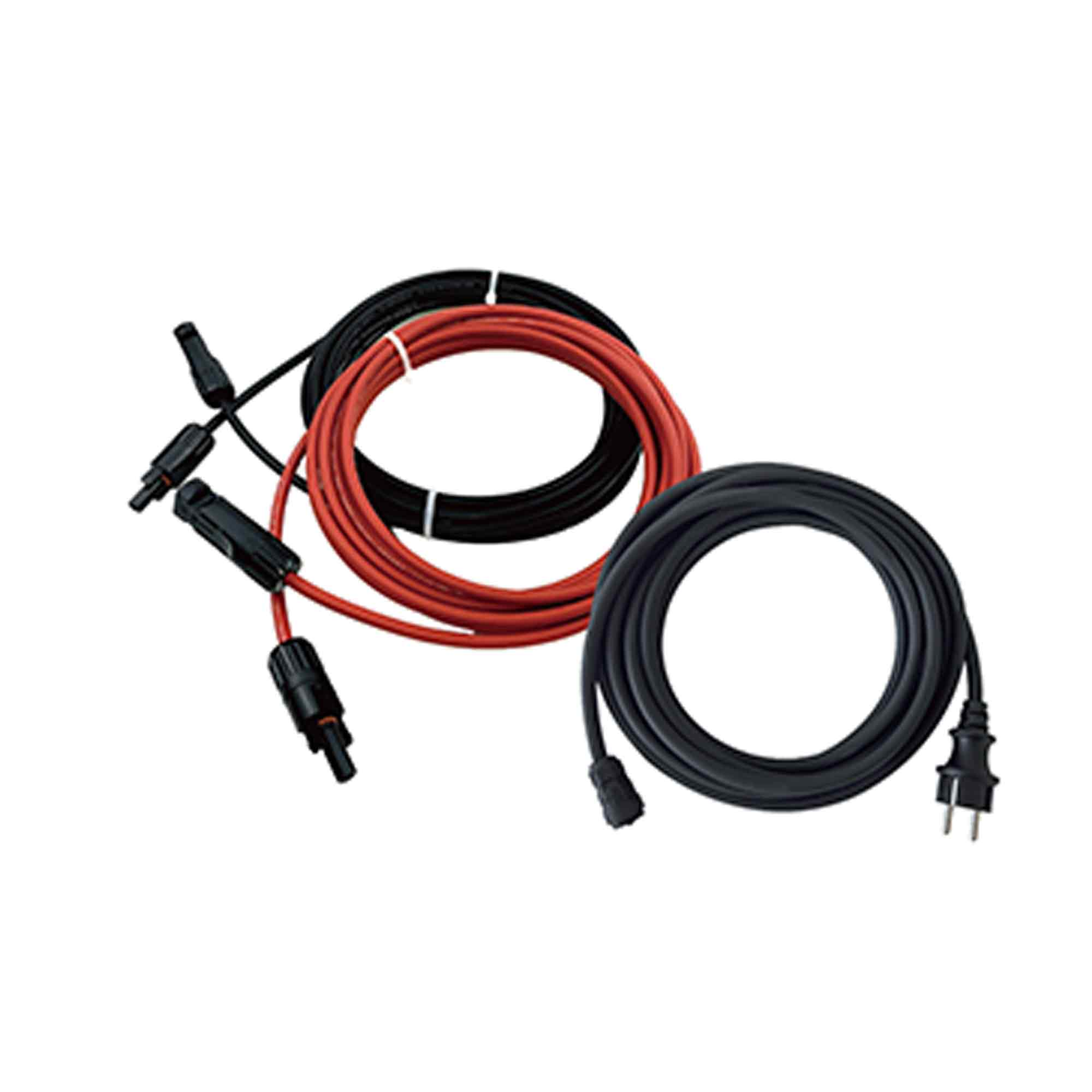 Drei Elektrokabel: ein schwarzes, ein rotes und ein schwarzes mit Stecker.
