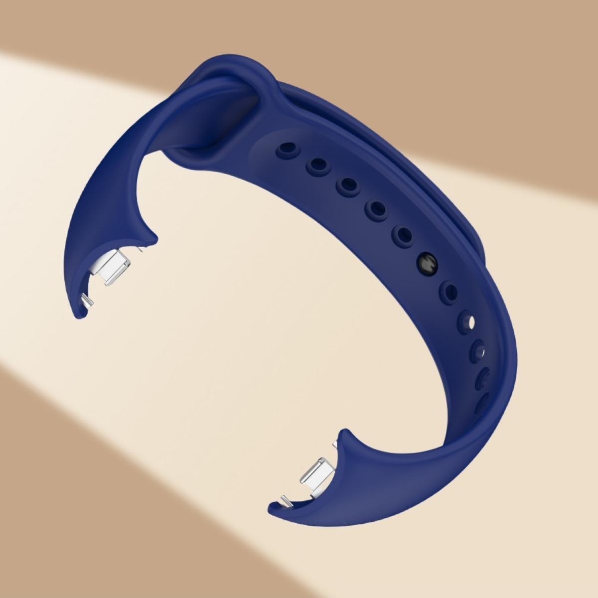 Blaues Uhrenarmband, abgenommen, mit silberfarbenen Anschlüssen. Das Armband hat Löcher zur Anpassung.