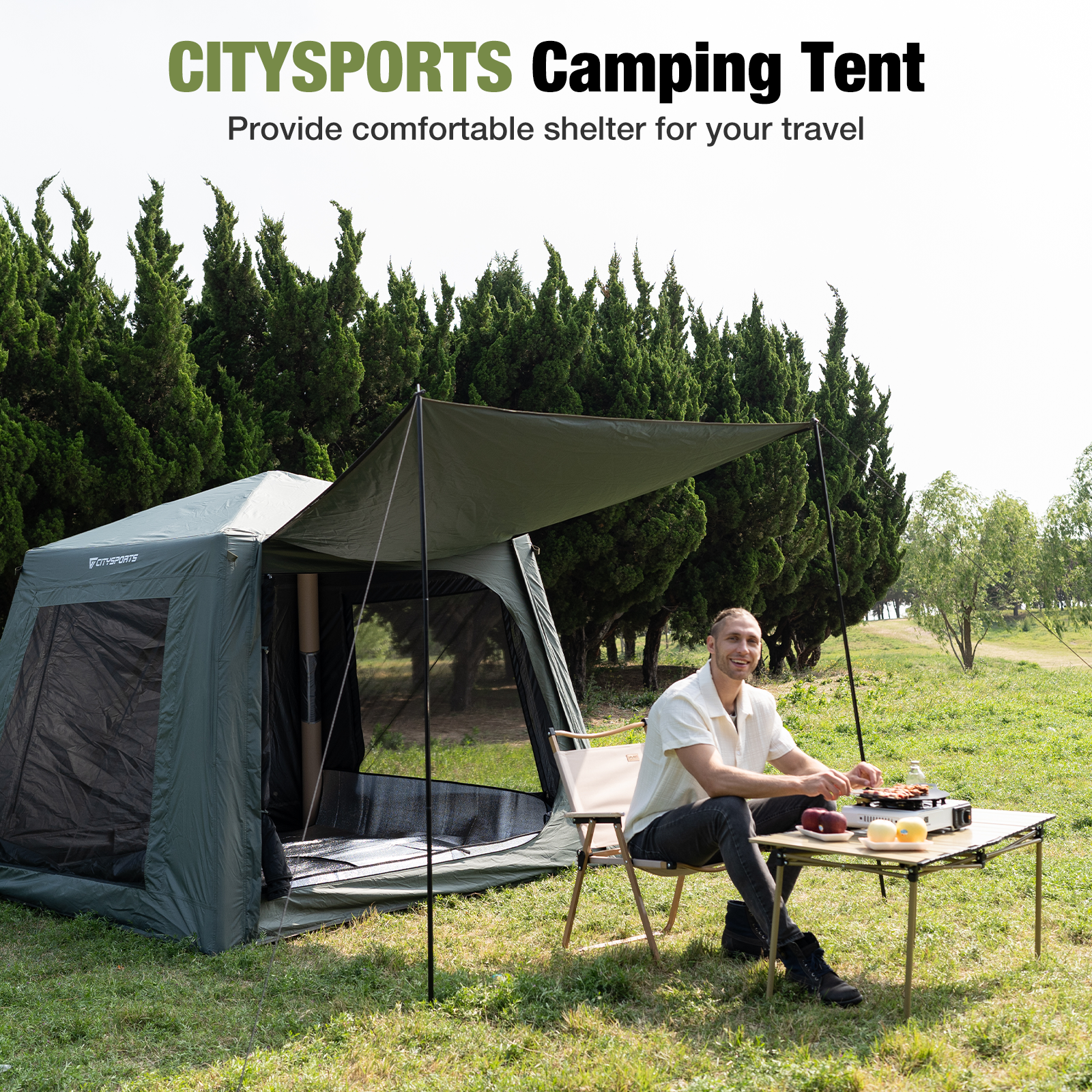 Un homme assis à une table près d'une tente. La tente est verte avec un auvent. Texte : Tente de camping CITYSPORTS.
