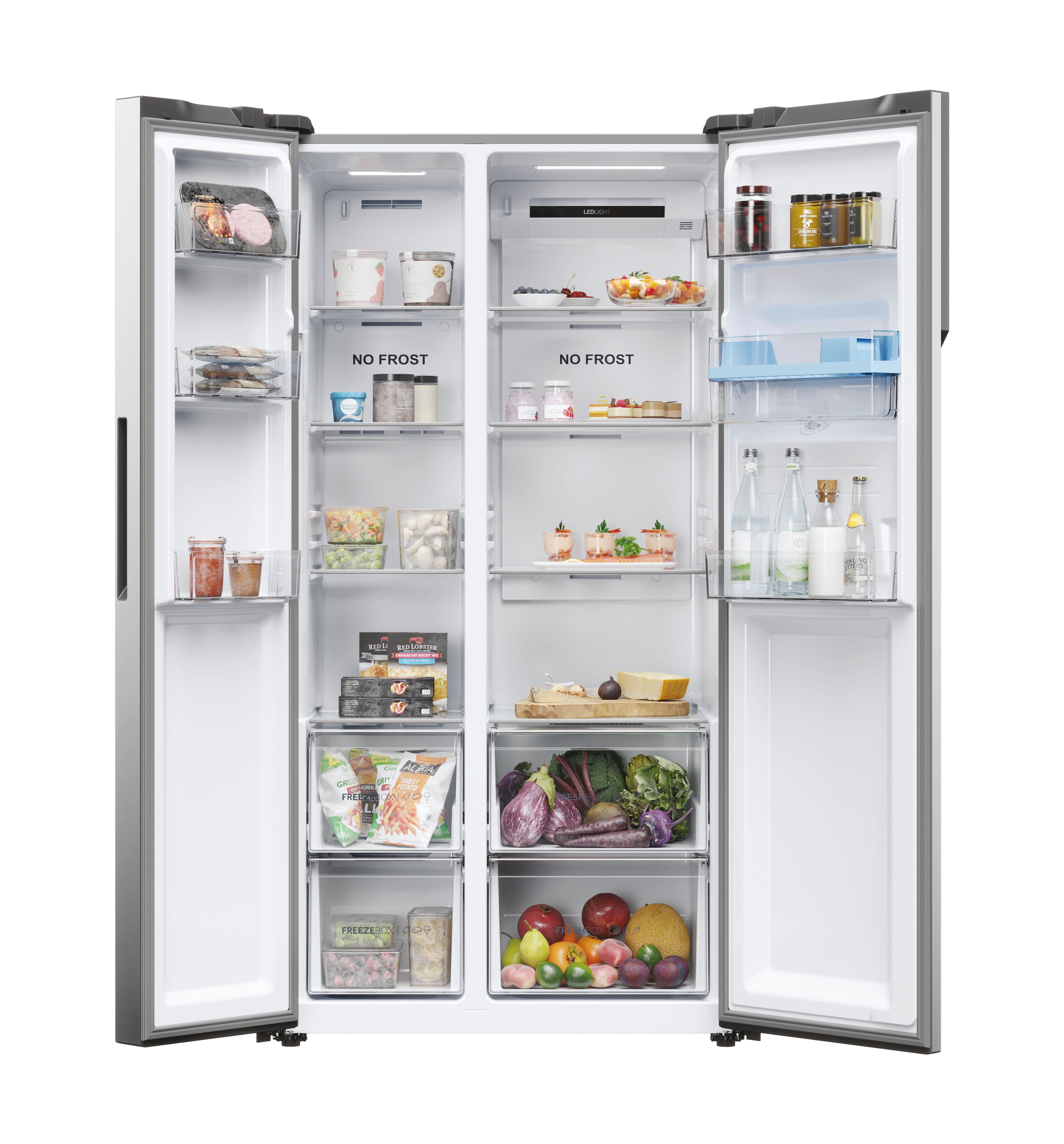 Offener Side-by-Side-Kühlschrank, gefüllt mit Lebensmitteln in Schubladen und Regalen. Enthält Obst, Gemüse und verpackte Waren.