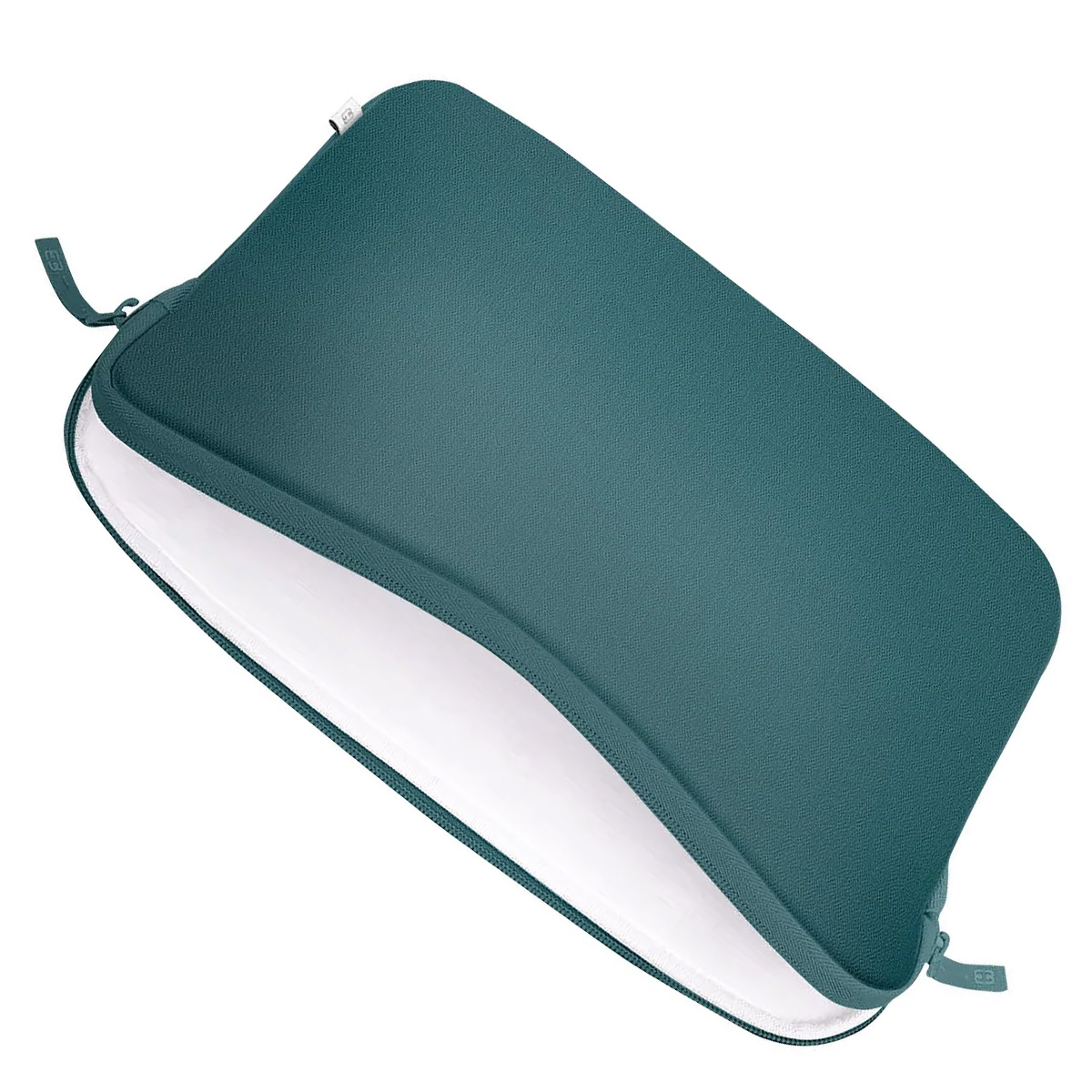 Housse d'ordinateur portable vert d'eau, inclinée, ouverte pour révéler un intérieur blanc. La fermeture éclair est visible. La texture semble être du tissu.
