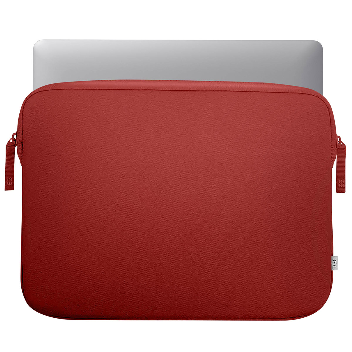 Housse d'ordinateur portable rouge avec un ordinateur portable argenté partiellement inséré.