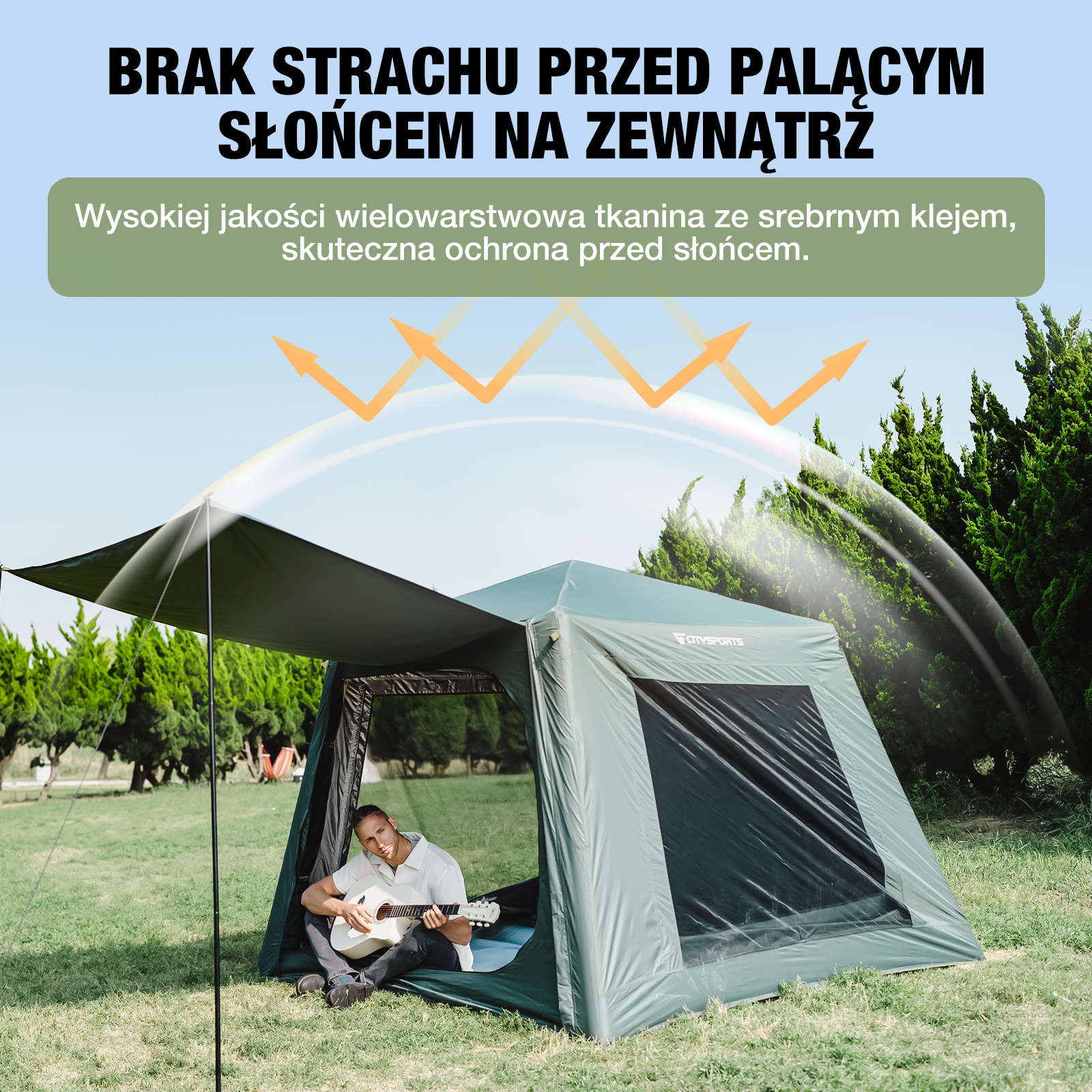 Mężczyzna gra na gitarze w zielonym namiocie. Tekst mówi: 'Bez strachu przed słońcem na zewnątrz'. Namiot jest w parku.