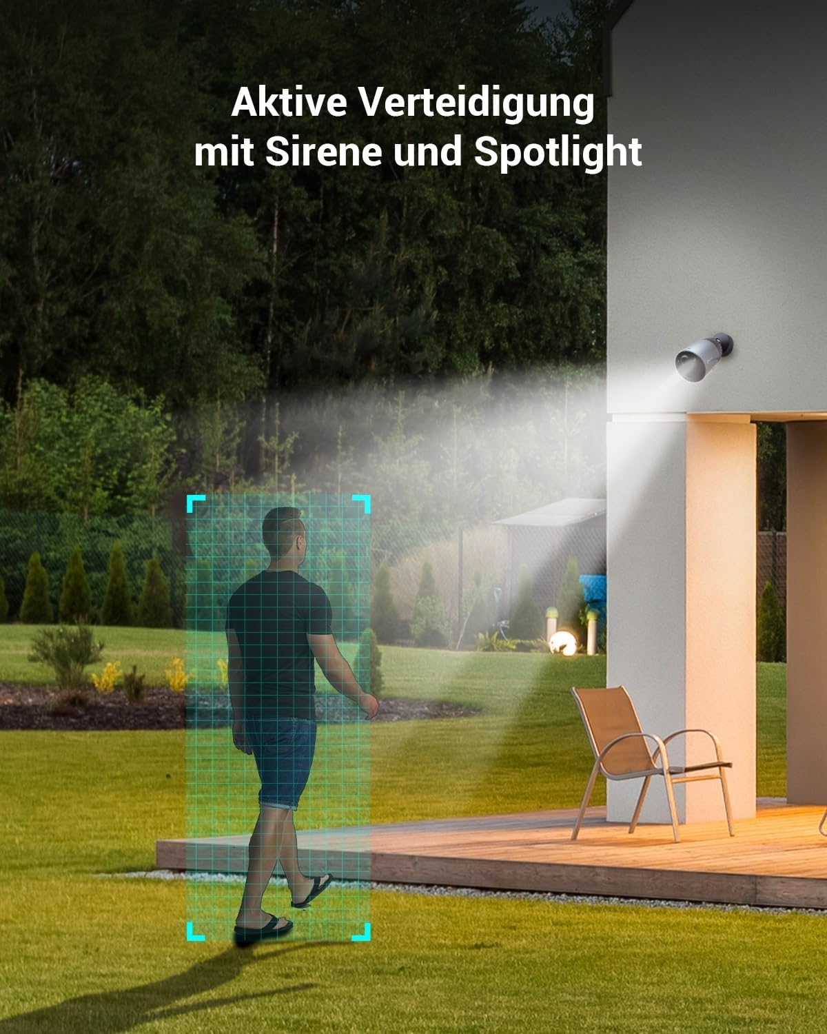 Ein Mann geht auf die Kamera zu, ein Scheinwerfer leuchtet von einer Überwachungskamera.