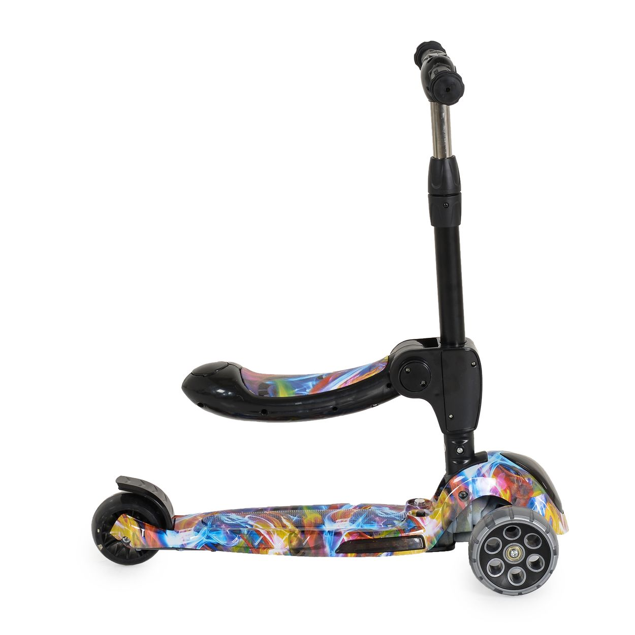Kinderscooter mit drei Rädern und bunten Mustern auf Deck und Sitz.