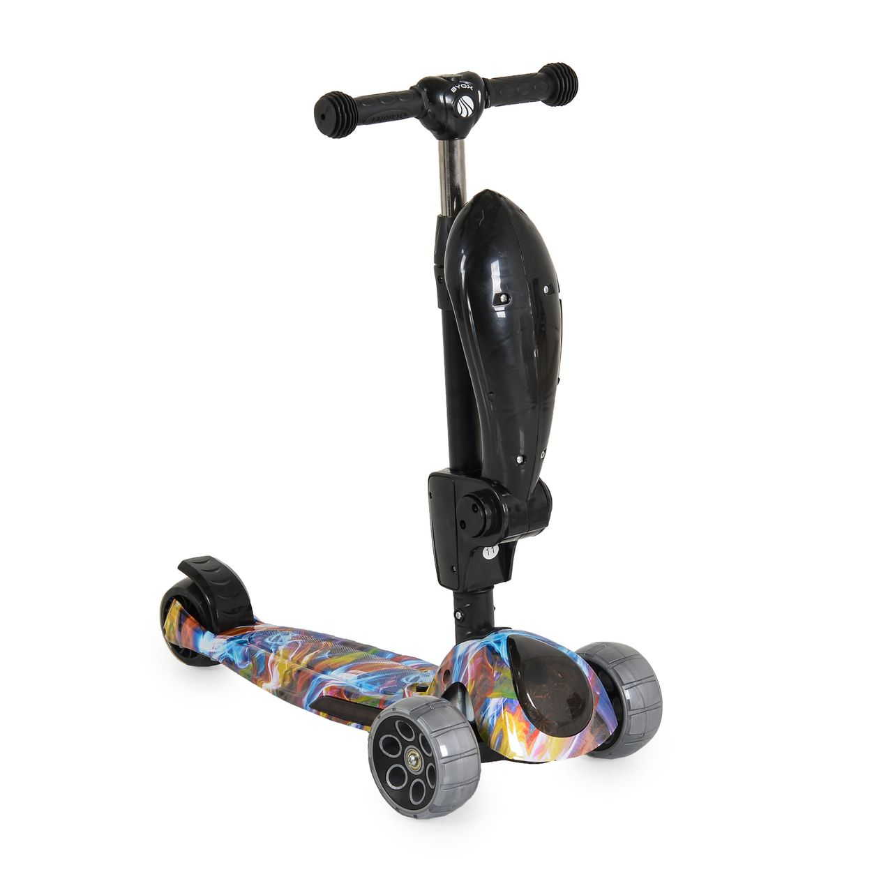 Kinderscooter mit drei Rädern und bunten Mustern auf dem Deck, der Sitz ist entfernt.