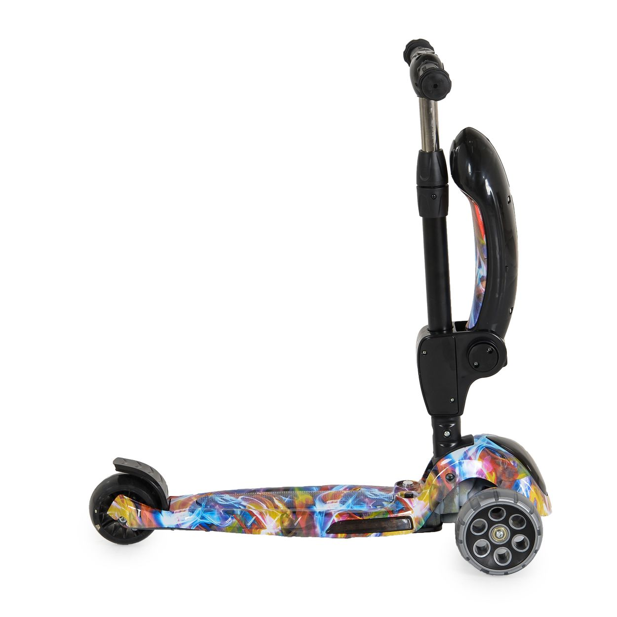 Ein farbenfroher Roller mit drei Rädern, einem schwarzen Griff und weißem Hintergrund.