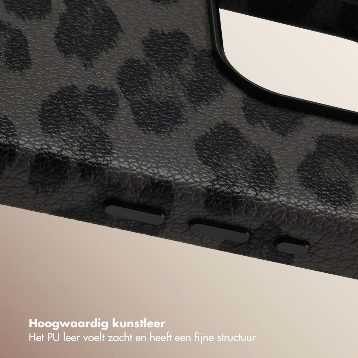 Close-up van een telefoonhoesje met een grijze luipaardprint. Het hoesje heeft zwarte knoppen aan de zijkant. Getextureerd oppervlak.