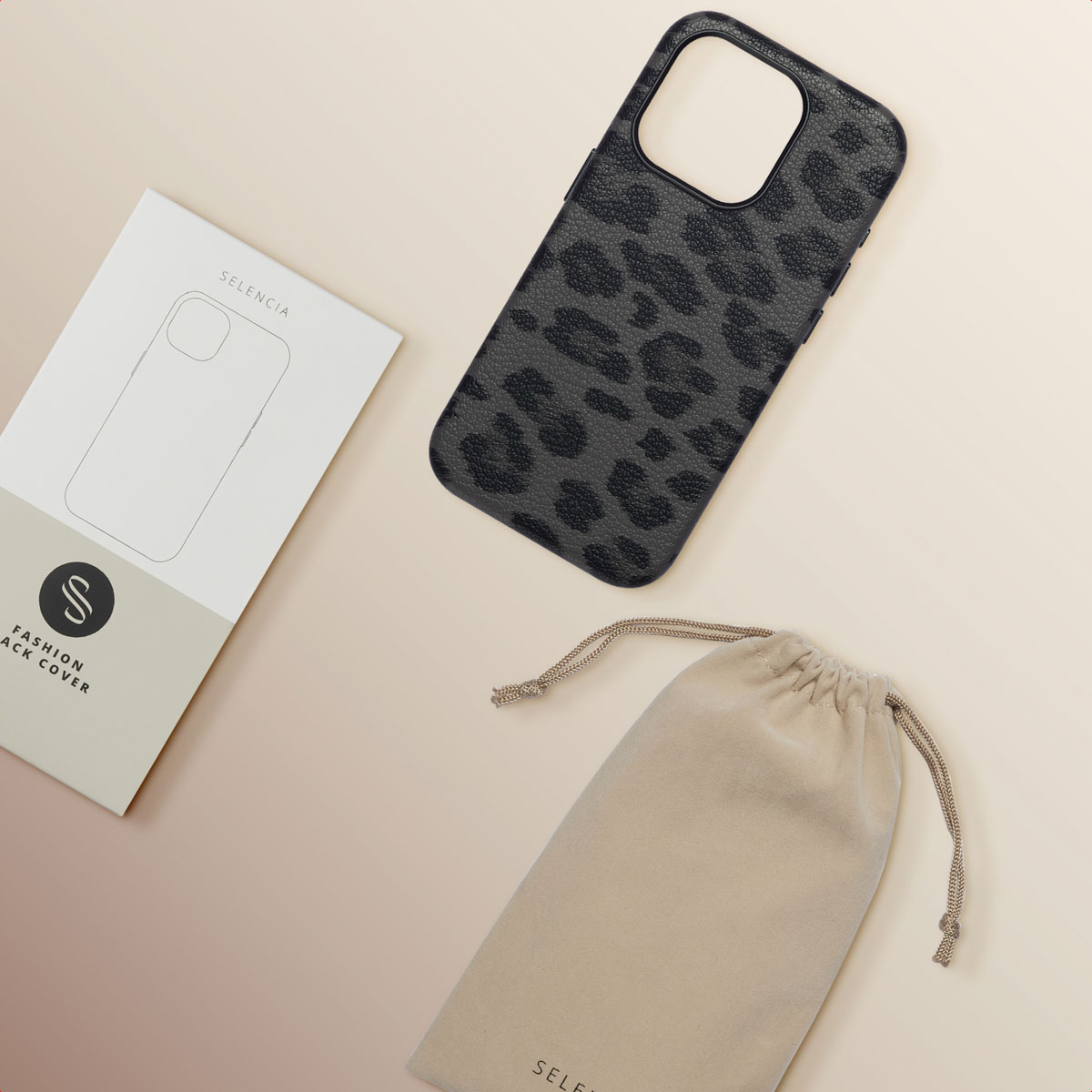 Telefoonhoesje, verpakking en een zakje op een lichte achtergrond. Het hoesje heeft een grijze luipaardprint. Het zakje is beige.