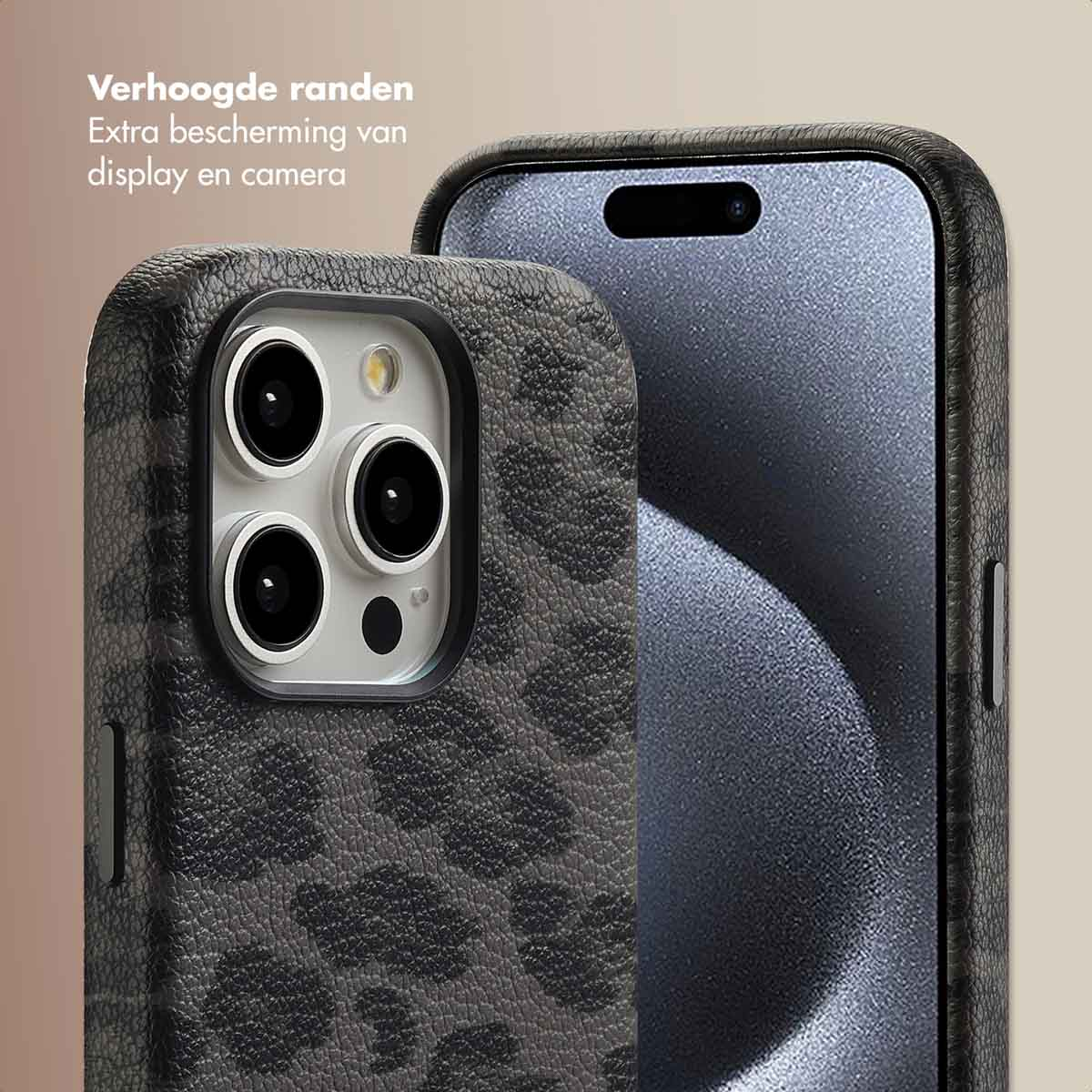 Close-up van een telefoonhoesje met een grijze luipaardprint. De telefoon is van binnen zichtbaar. Zwarte rand rond de camera.