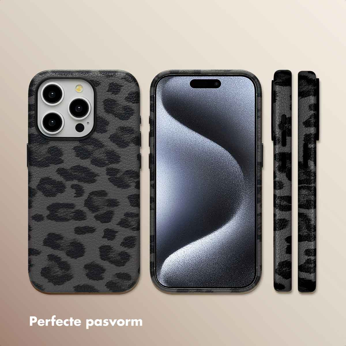 Drie aanzichten van een telefoon en hoesje met een grijze luipaardprint. De telefoon is zwart. De hoes is een telefoonhoesje.