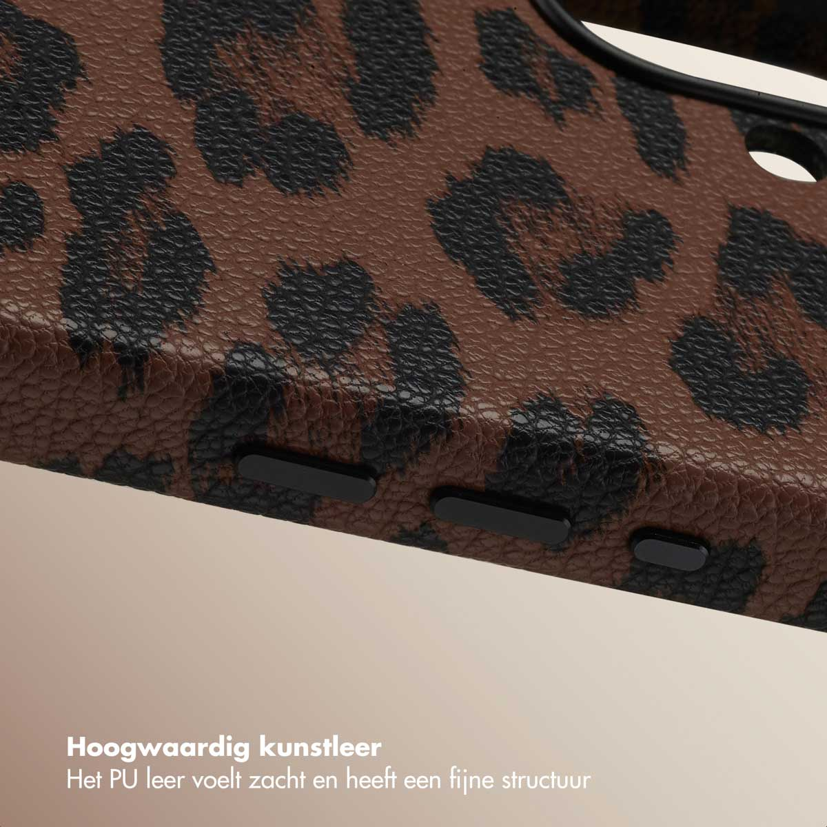 Gros plan d'une coque de téléphone avec un imprimé léopard marron. La coque a des boutons noirs sur le côté. Surface texturée.