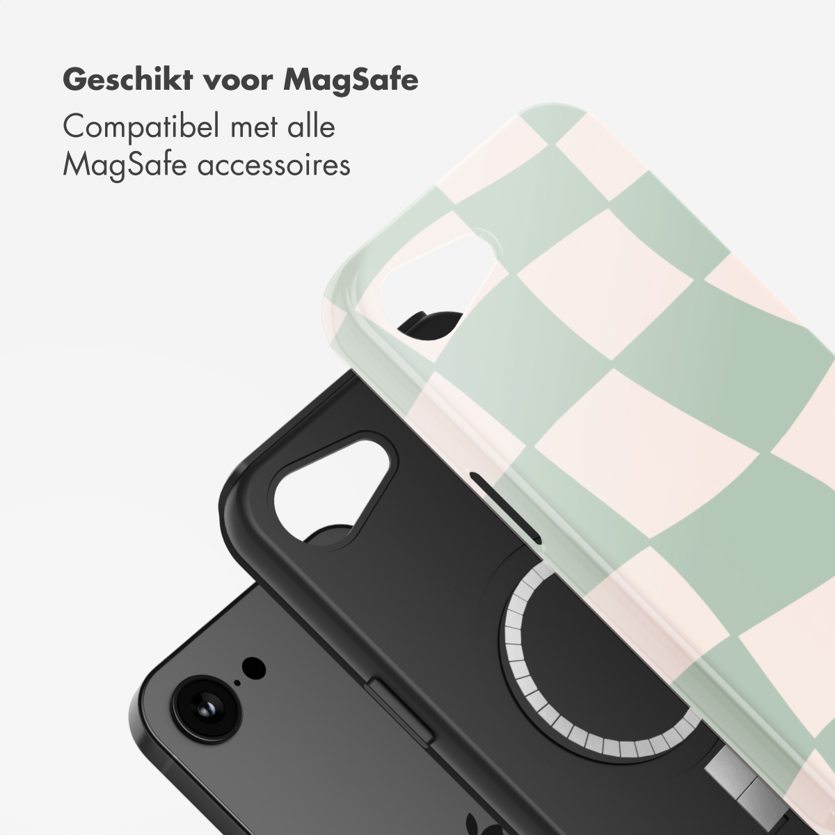 Een telefoonhoesje met een groen en wit geblokt ontwerp wordt gezien bovenop een zwarte telefoon. Tekst geeft aan dat het MagSafe compatibel is.