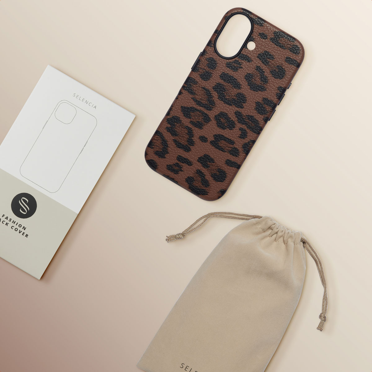 Coque de téléphone, emballage et une pochette sur fond clair. La coque a un imprimé léopard marron. La pochette est beige.