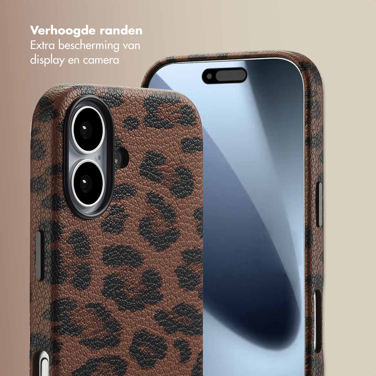 Un téléphone avec un étui à imprimé léopard marron. L'étui a des bords surélevés. Les lentilles de la caméra sont visibles. L'écran du téléphone est visible.
