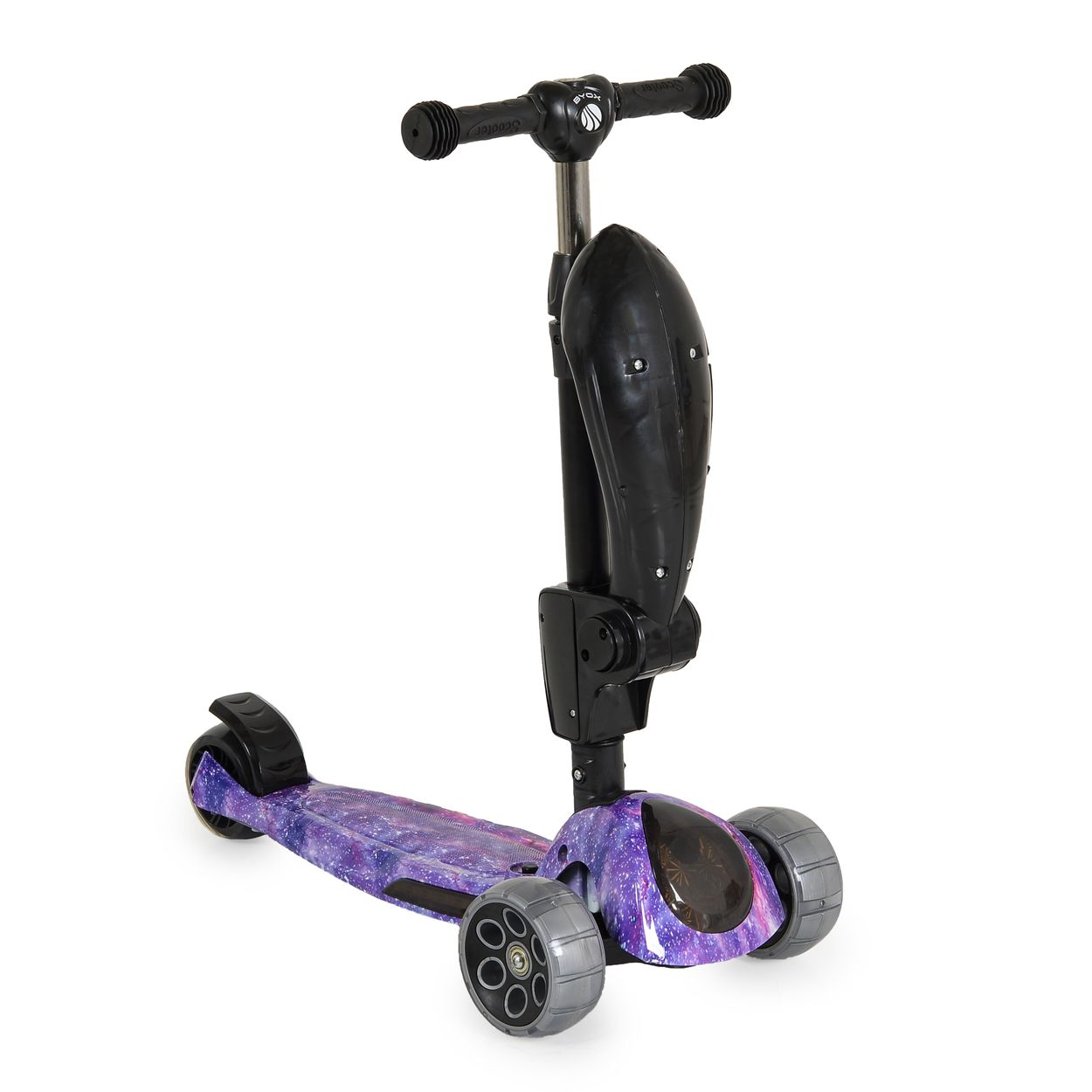 Ein lila und galaxiemustriger Roller, abgewinkelt, um die Räder und den Lenker auf weißem Hintergrund zu zeigen.