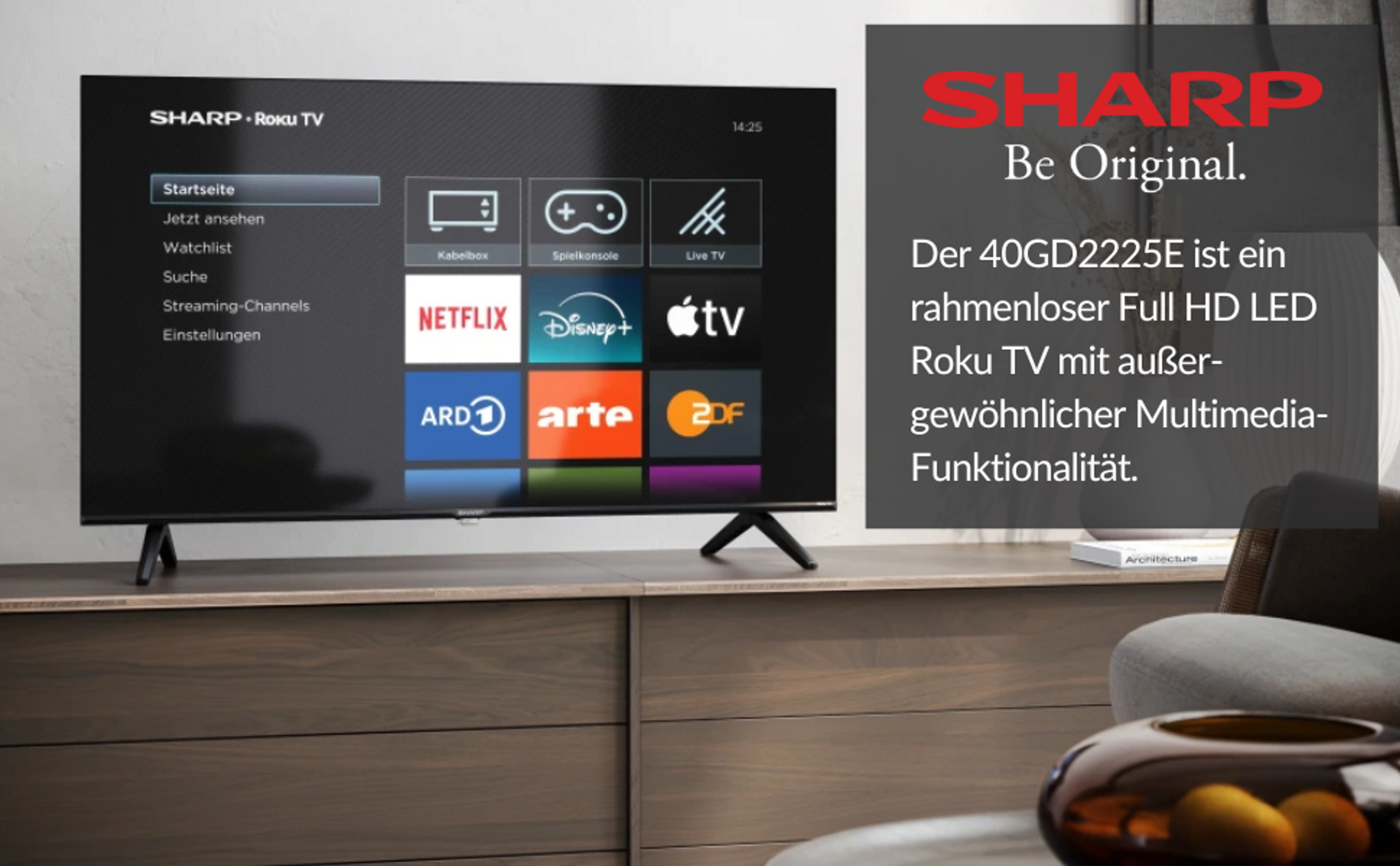 Ein Sharp Roku TV auf einem Holzschrank. Der Fernseher zeigt die Roku-Oberfläche mit verschiedenen App-Symbolen an.
