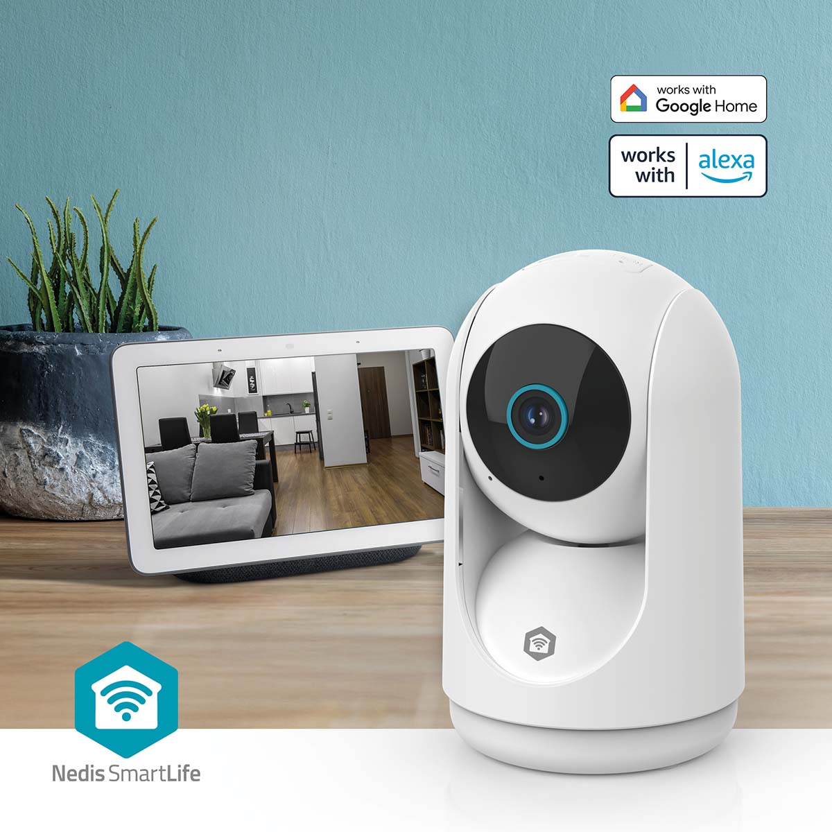 Eine weiße Smart-Home-Sicherheitskamera mit einem Tablet, das eine Wohnzimmerszene zeigt, auf einem Holztisch.