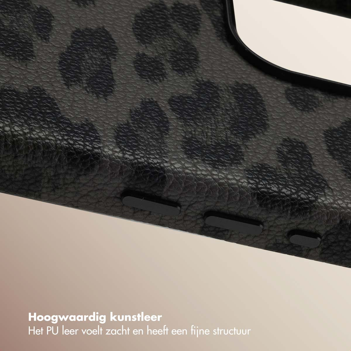 Gros plan sur une coque de téléphone à imprimé léopard. Le texte dit: "Cuir artificiel de haute qualité".