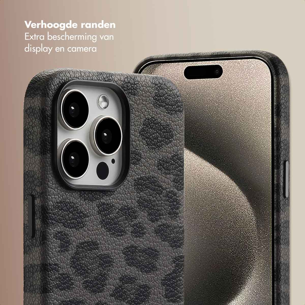 Un gros plan d'un téléphone dans un étui à imprimé léopard. L'étui est gris foncé avec des taches noires. Le téléphone a trois caméras.