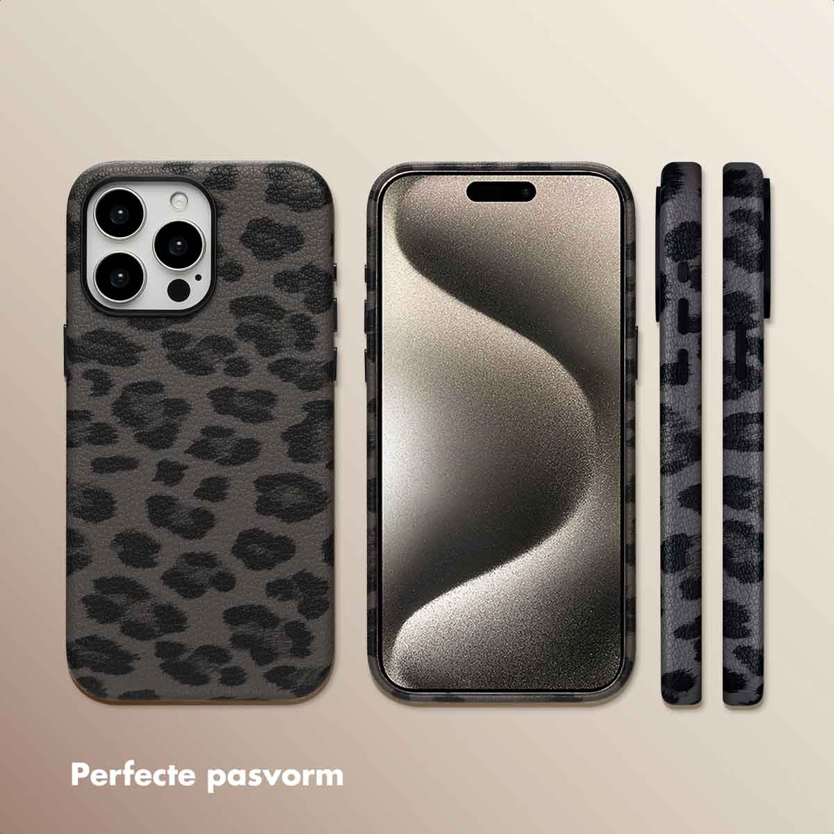 Un téléphone et deux coques avec un motif léopard sont affichés sur une surface.