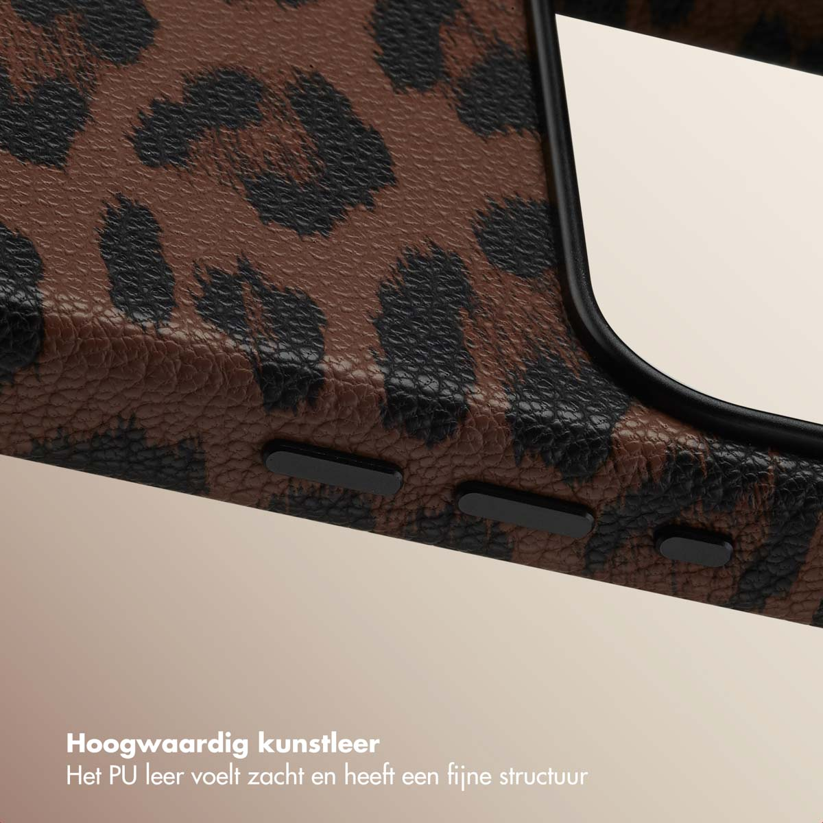 Un primo piano di una custodia per telefono con un design a stampa leopardata, che mostra la consistenza e i pulsanti.