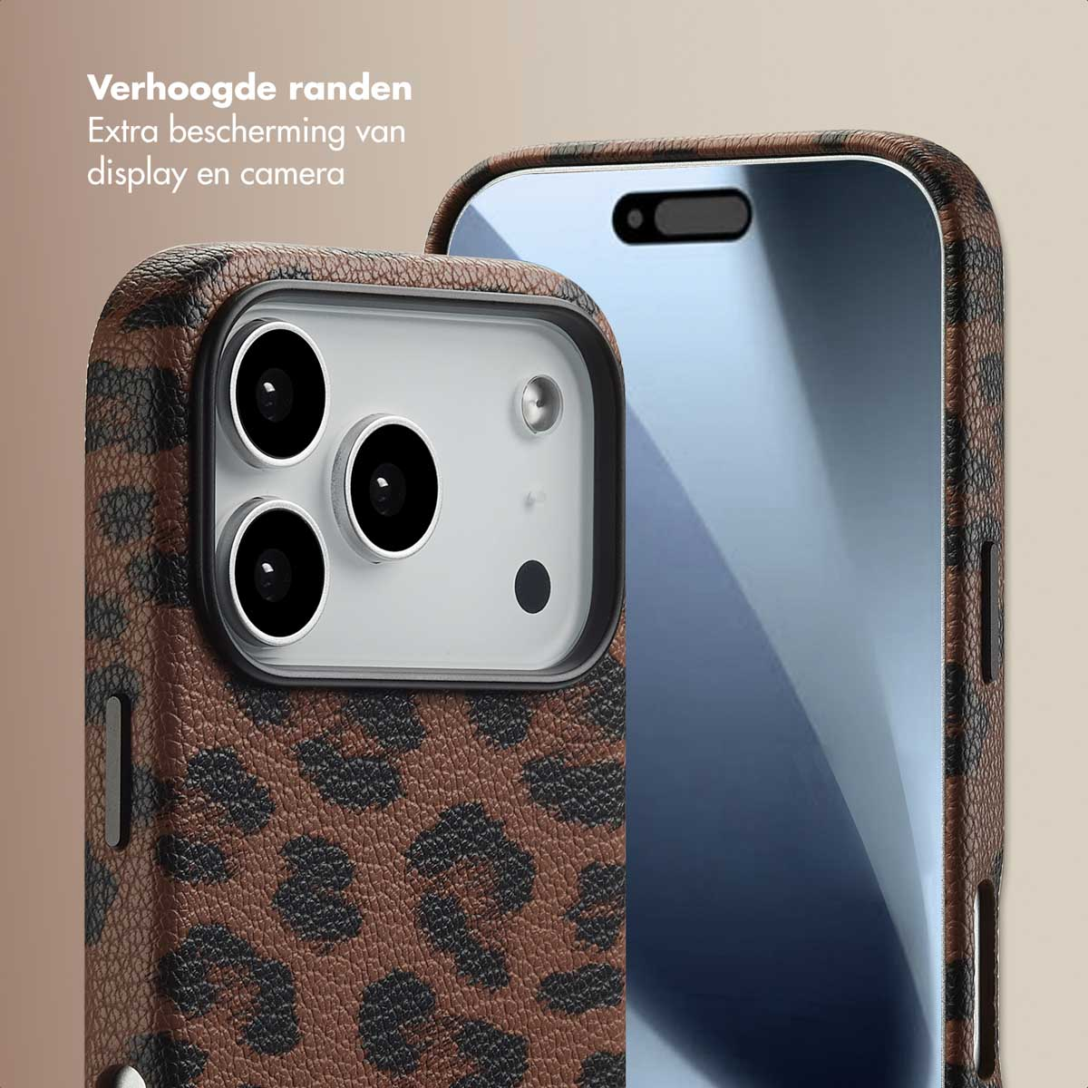 Un primo piano di una custodia per telefono con un design a stampa leopardata, che mostra la fotocamera e lo schermo del telefono.